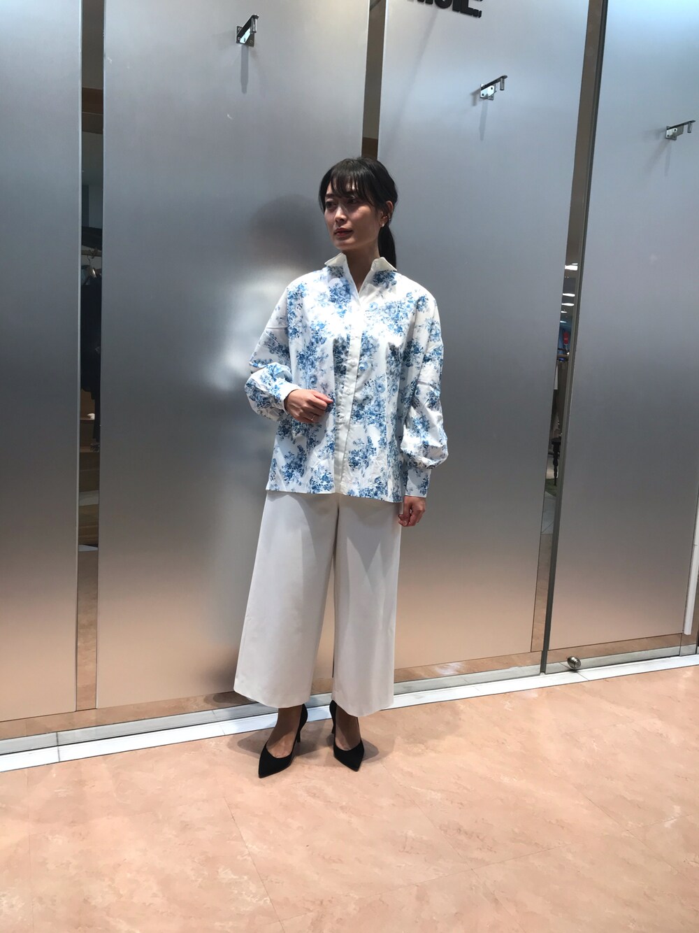 「ナラカミーチェ、ブラウス、オトナ女子、オフィスカジュアル、オフィススタイル」｜「NARACAMICIEのアイテム（パンツ、ホワイト系）」を使った、na.hさん（レディース・157cm）の冬コーディネートの1枚目の写真