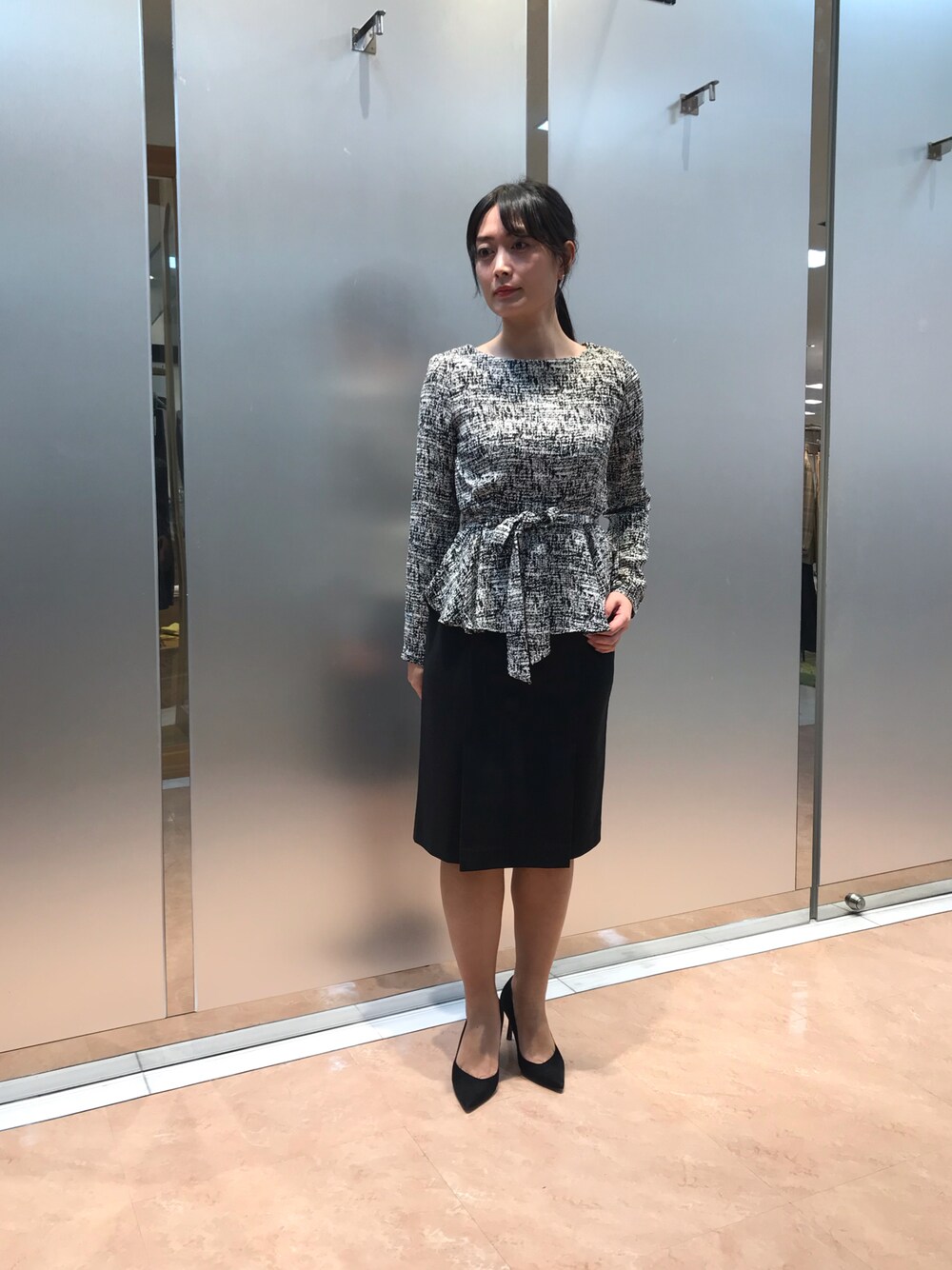 「ナラカミーチェ、ブラウス、大人コーデ、オフィスカジュアル、オフィススタイル」｜「NARACAMICIEのウォール風モノクロプリント長袖プルオーバーブラウス（シャツ/ブラウス、ブラック系）」を使った、na.hさん（レディース・157cm）の冬コーディネートの1枚目の写真