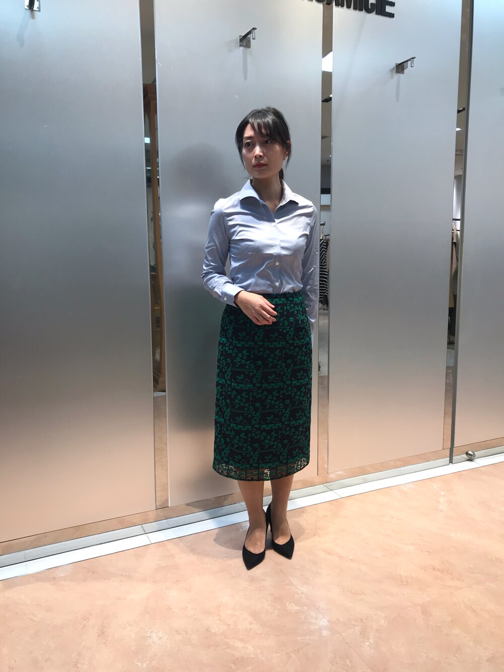 「ナラカミーチェ、ブラウス、大人コーデ、オフィスカジュアル、オフィススタイル」｜「NARACAMICIEのアイテム（スカート、グリーン系）」を使った、na.hさん（レディース・157cm）の冬コーディネートの1枚目の写真