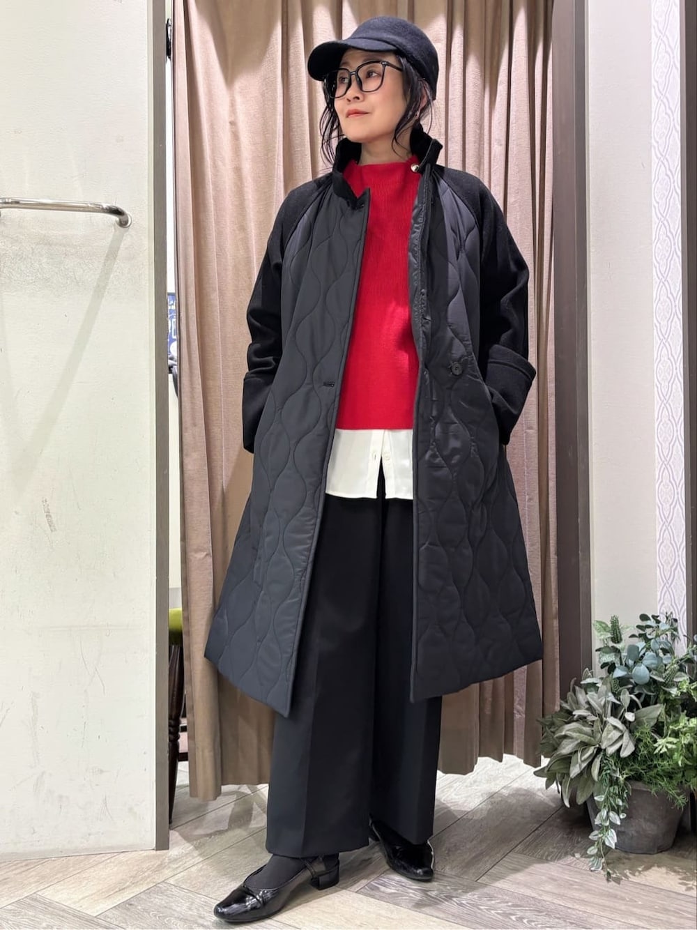 レッド系のニット/セーター、ブラック系のその他パンツ、ブラック系のベルトを着用したレディースの冬コーディネートの1枚目の写真