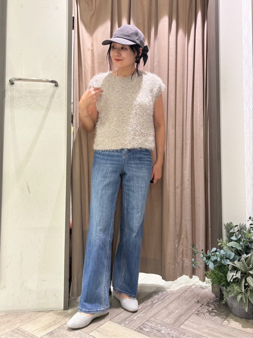 ベージュ系のニット/セーター、ブルー系のデニムパンツ、シルバー系のネックレスを着用したレディースの秋コーディネートの1枚目の写真