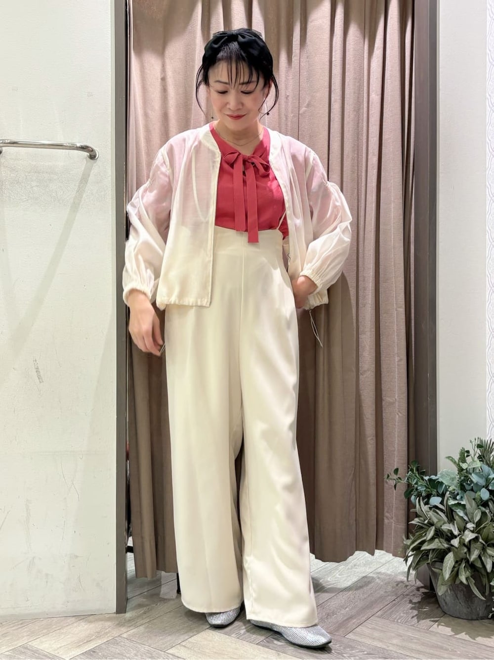 ホワイト系のブルゾン、レッド系のニット/セーター、ホワイト系のその他パンツを着用したレディースの春コーディネートの1枚目の写真
