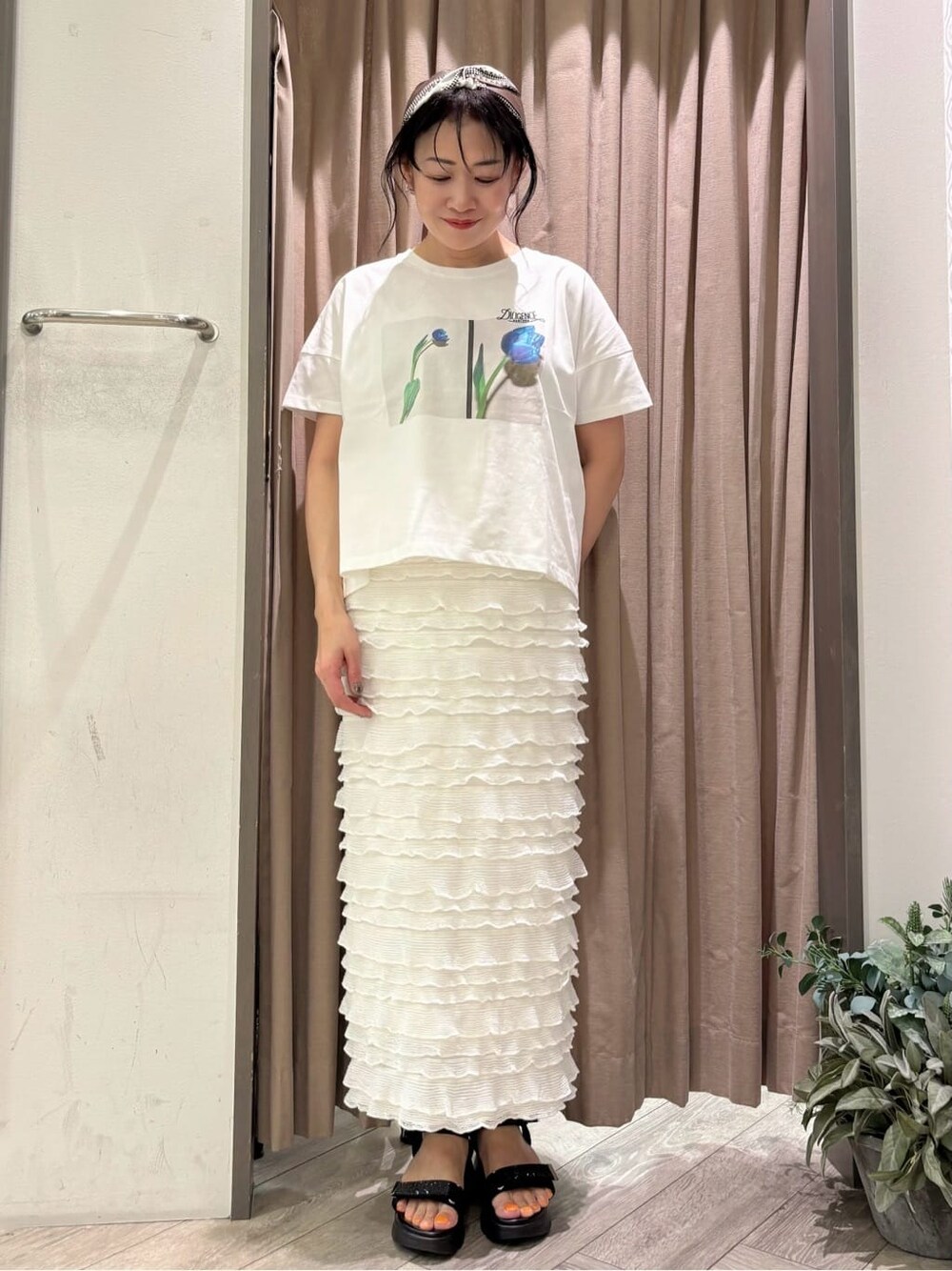 ホワイト系のTシャツ/カットソー、ホワイト系のスカートを着用したレディースの春コーディネートの1枚目の写真