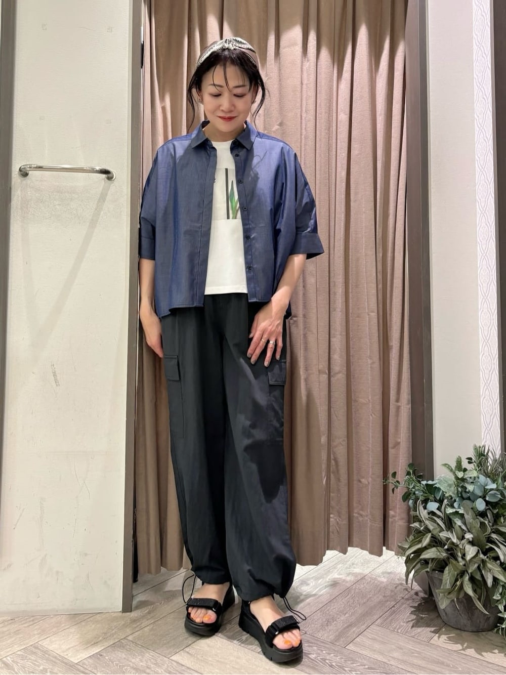 ブルー系のシャツ/ブラウス、ホワイト系のTシャツ/カットソー、グレー系のその他パンツを着用したレディースの春コーディネートの1枚目の写真