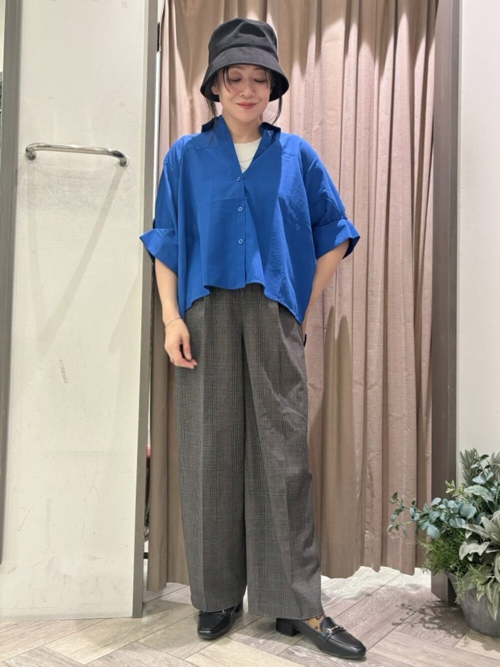 ブルー系のシャツ/ブラウス、ブラック系のその他パンツ、ブラック系のハットを着用したレディースの秋コーディネートの1枚目の写真