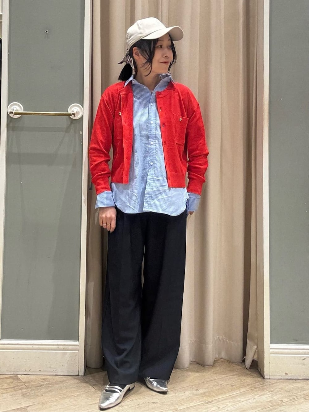 レッド系のカーディガン/ボレロ、ブルー系のシャツ/ブラウス、ブルー系のその他パンツを着用したレディースの春コーディネートの1枚目の写真