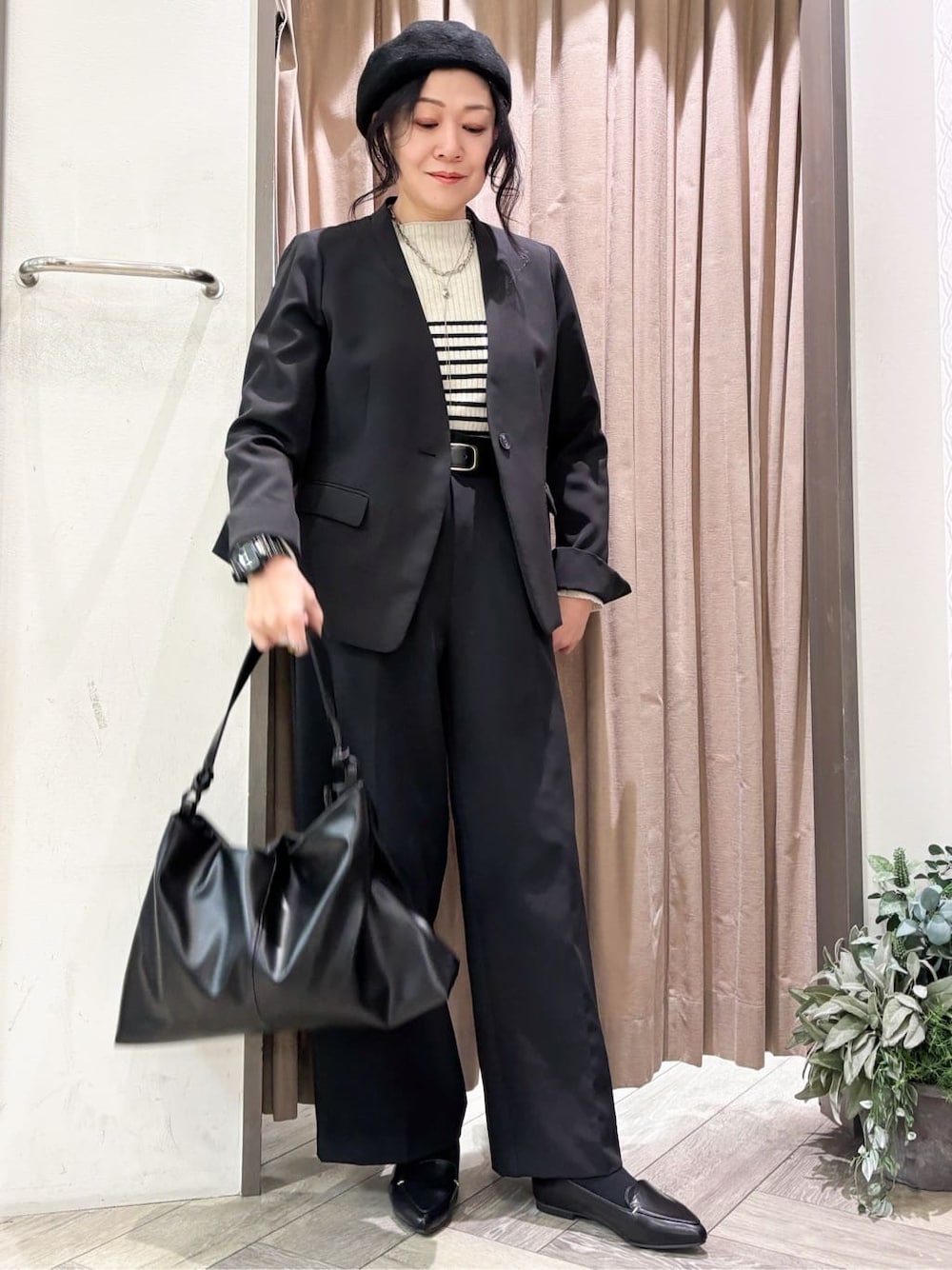 ブラック系のノーカラージャケット、ブラック系のその他パンツ、ブラック系のベルトを着用したレディースの冬コーディネートの1枚目の写真