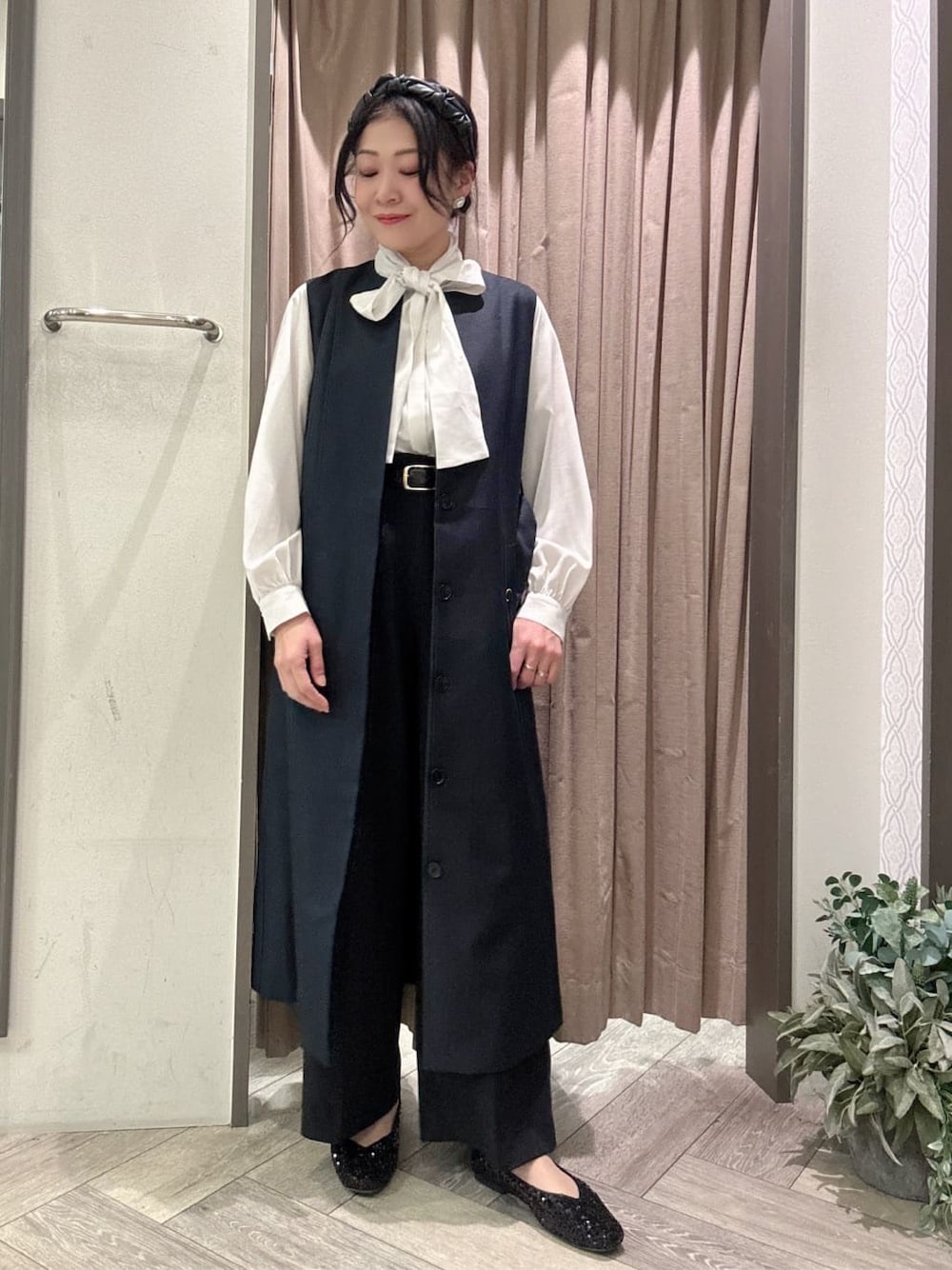ブルー系のワンピース、ホワイト系のシャツ/ブラウス、ブラック系のその他パンツを着用したレディースの冬コーディネートの1枚目の写真