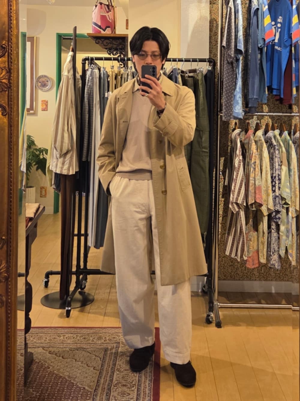 「メンズファッション、お洒落さんとつながりたい、今日のコーデ、大人カジュアル、いいね、save、フォローお願いします🤑、きれいめカジュアル、シンプル、ベージュ、ブラウン、ベージュ×ブラウン、ステンカラーコート、ポロシャツ、サマーニット、革靴、春コーデ」｜「TGCのアイテム（サングラス、ブラック系）」を使った、amenoishidatamiさん（メンズ・174cm）の春コーディネートの1枚目の写真
