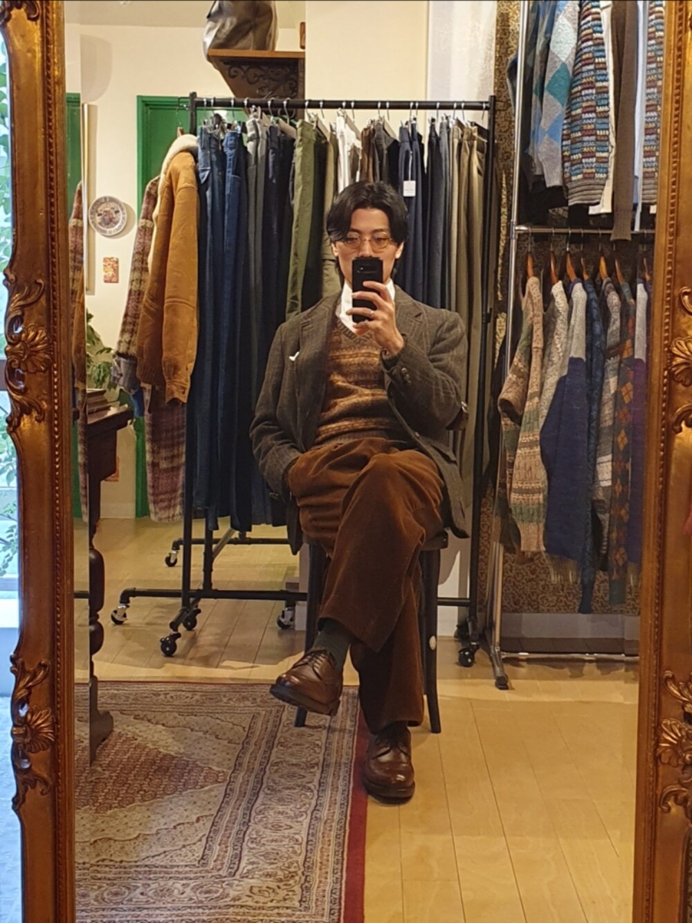 「メンズファッション、お洒落さんとつながりたい、大人カジュアル、いいね、save、フォローお願いします🤑、きれいめカジュアル、フェアアイル、ニット、ジャケット、コーデュロイ、革靴、ブラウン、グリーン、オレンジ、シャツスタイル、ネクタイ」｜「kearnyのアイテム（サングラス、ゴールド系）」を使った、amenoishidatamiさん（メンズ・174cm）の冬コーディネートの1枚目の写真