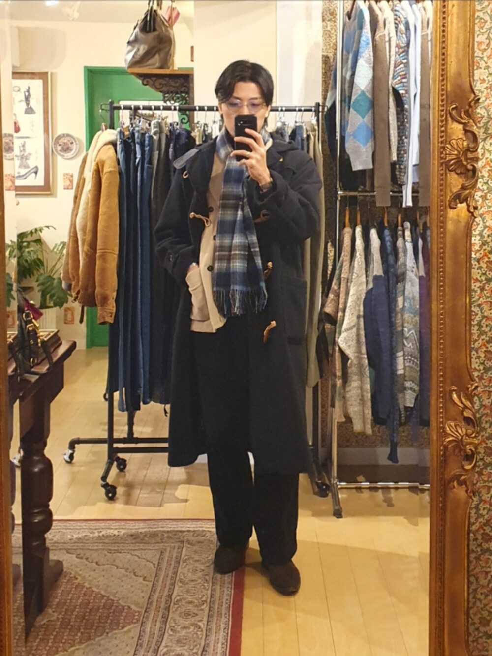 「冬コーデ、ロングコート、メンズファッション、お洒落さんとつながりたい、大人カジュアル、シンプルスタイル、いいね、save、フォローお願いします🤑、きれいめカジュアル、シンプル、ダッフルコート、パープル、ネイビー、コーデュロイ、ローファー、ジャケット」｜「UNIQLOのアイテム（ニット/セーター、パープル系）」を使った、amenoishidatamiさん（メンズ・174cm）の冬コーディネートの1枚目の写真