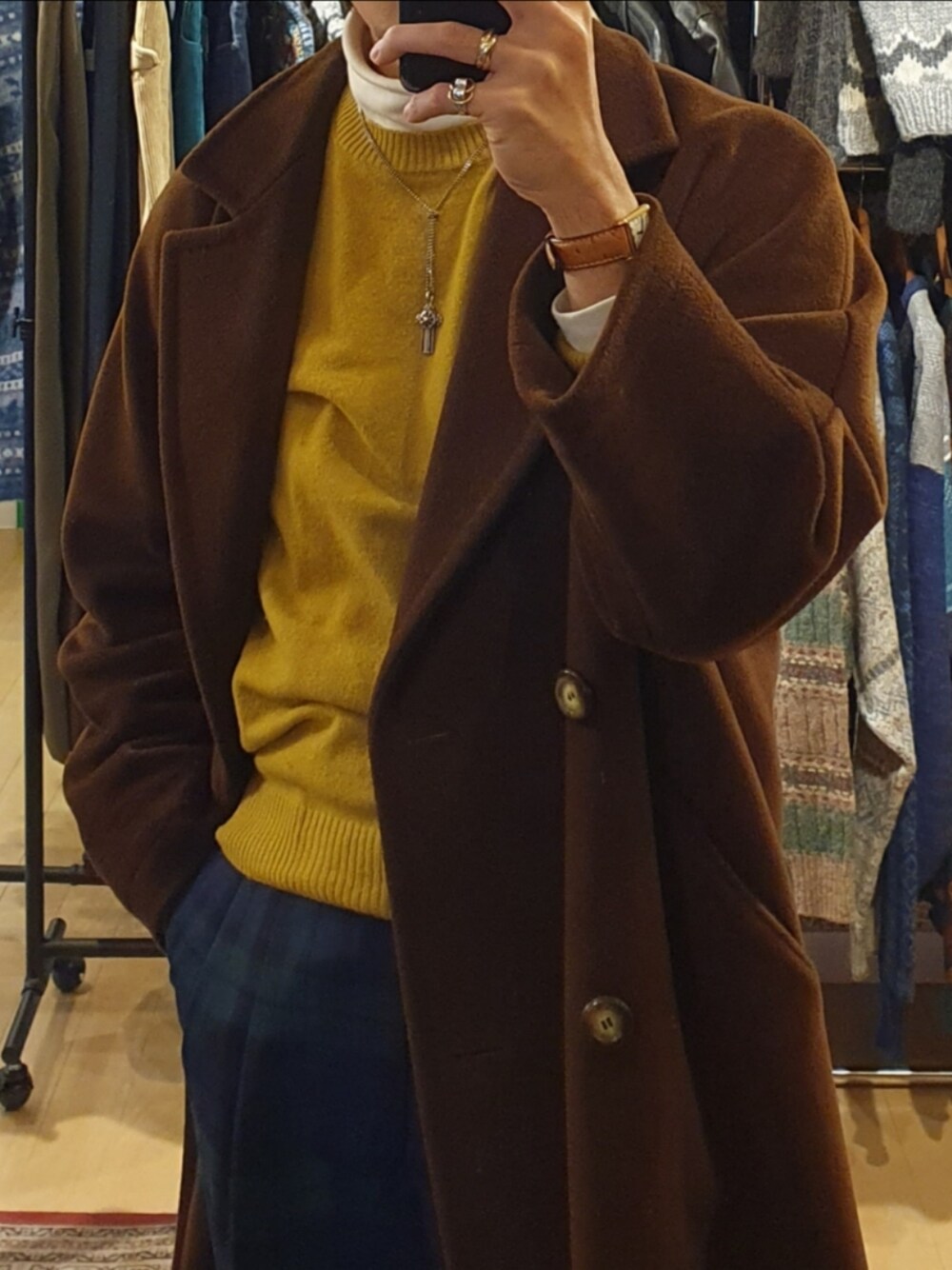 「冬アウター、ロングコート、メンズファッション、お洒落さんとつながりたい、大人カジュアル、シンプルスタイル、いいね、save、フォローお願いします🤑、スラックス、きれいめカジュアル、シンプル、ブラウン、ブラックウォッチ、ローファー、マスタード、冬コーデ」｜「UNIQLOのアイテム（ニット/セーター、ホワイト系）」を使った、amenoishidatamiさん（メンズ・174cm）の冬コーディネートの1枚目の写真
