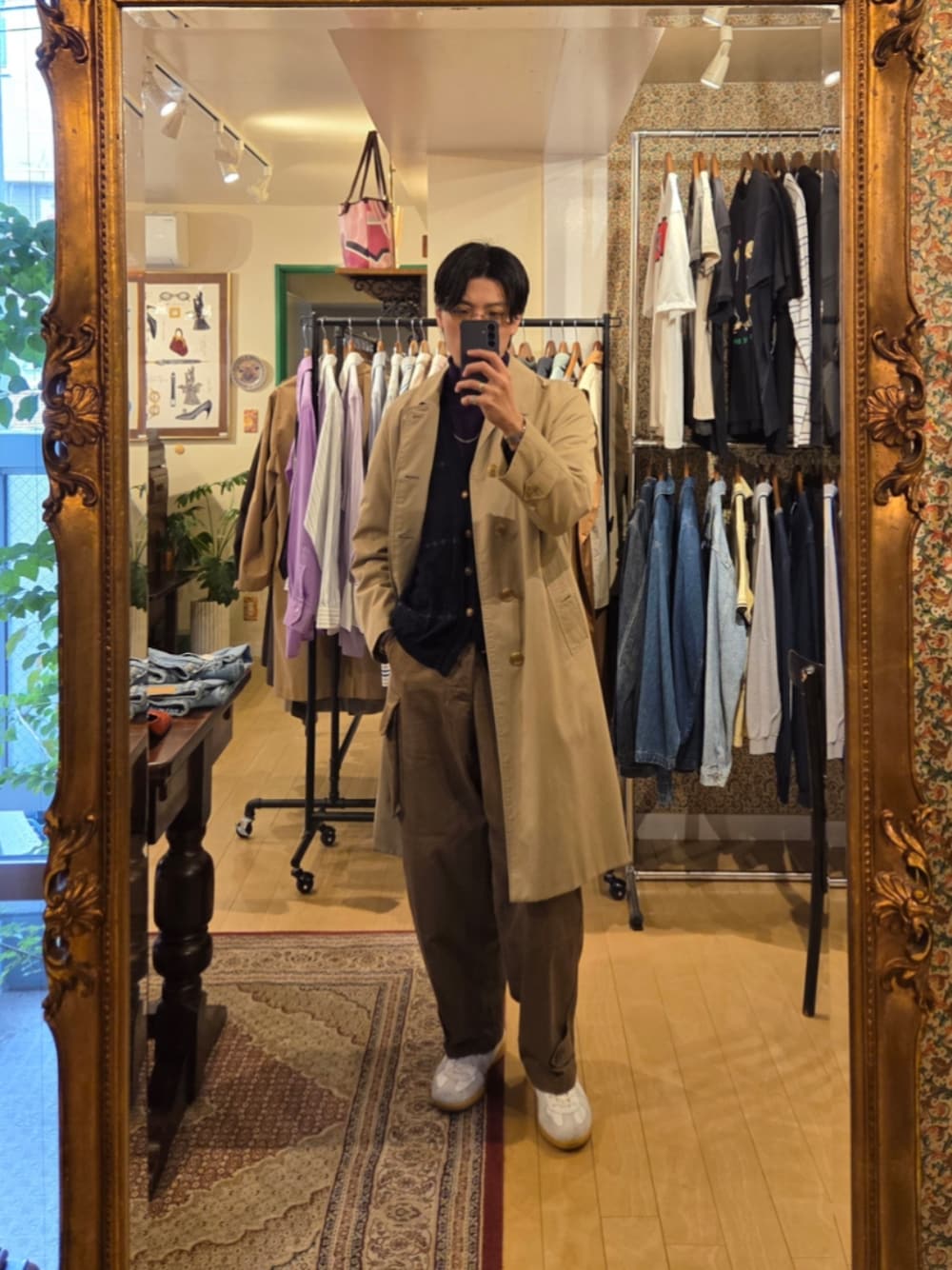 「古着MIX、メンズファッション、お洒落さんとつながりたい、今日のコーデ、大人カジュアル、いいね、save、フォローお願いします🤑、きれいめカジュアル、シンプル、ステンカラーコート、カーゴパンツ、カーキ、ベージュ、ニット、カーディガン、パープル」｜「kearnyのアイテム（サングラス、ゴールド系）」を使った、amenoishidatamiさん（メンズ・174cm）の春コーディネートの1枚目の写真