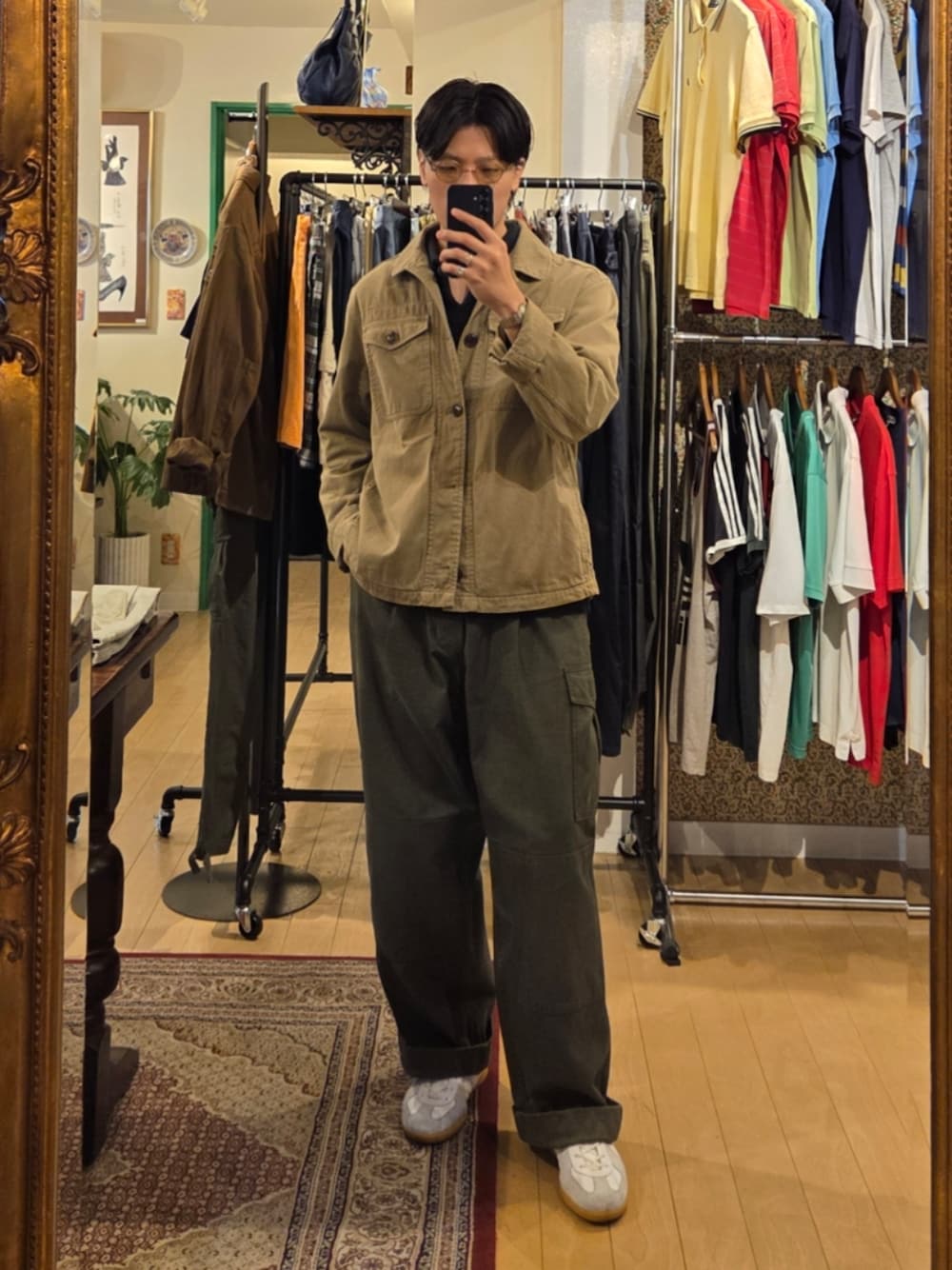 「サングラス、メンズファッション、お洒落さんとつながりたい、今日のコーデ、大人カジュアル、シンプルスタイル、いいね、save、フォローお願いします🤑、きれいめカジュアル、シンプル、ポロシャツ、カーゴパンツ、ワークジャケット、カーキ×黒、スニーカー、ソックス×スニーカー」｜「kearnyのアイテム（サングラス、ゴールド系）」を使った、amenoishidatamiさん（メンズ・174cm）の春コーディネートの1枚目の写真