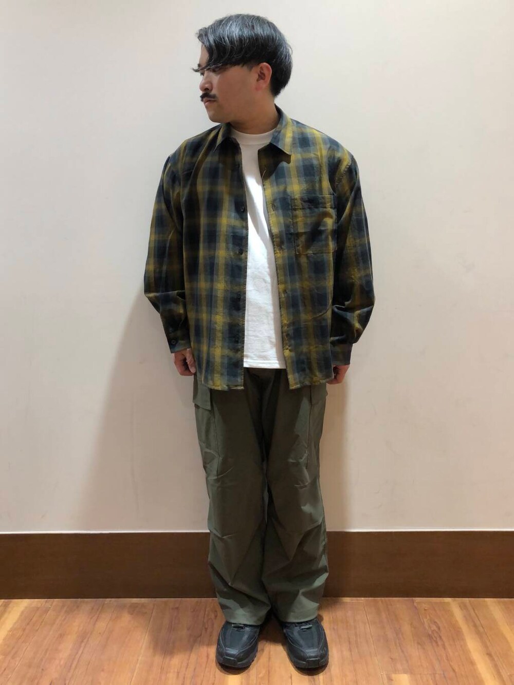 グリーン系のその他パンツ、ホワイト系のTシャツ/カットソー、ブラウン系のシャツ/ブラウスを着用したメンズの春コーディネートの1枚目の写真