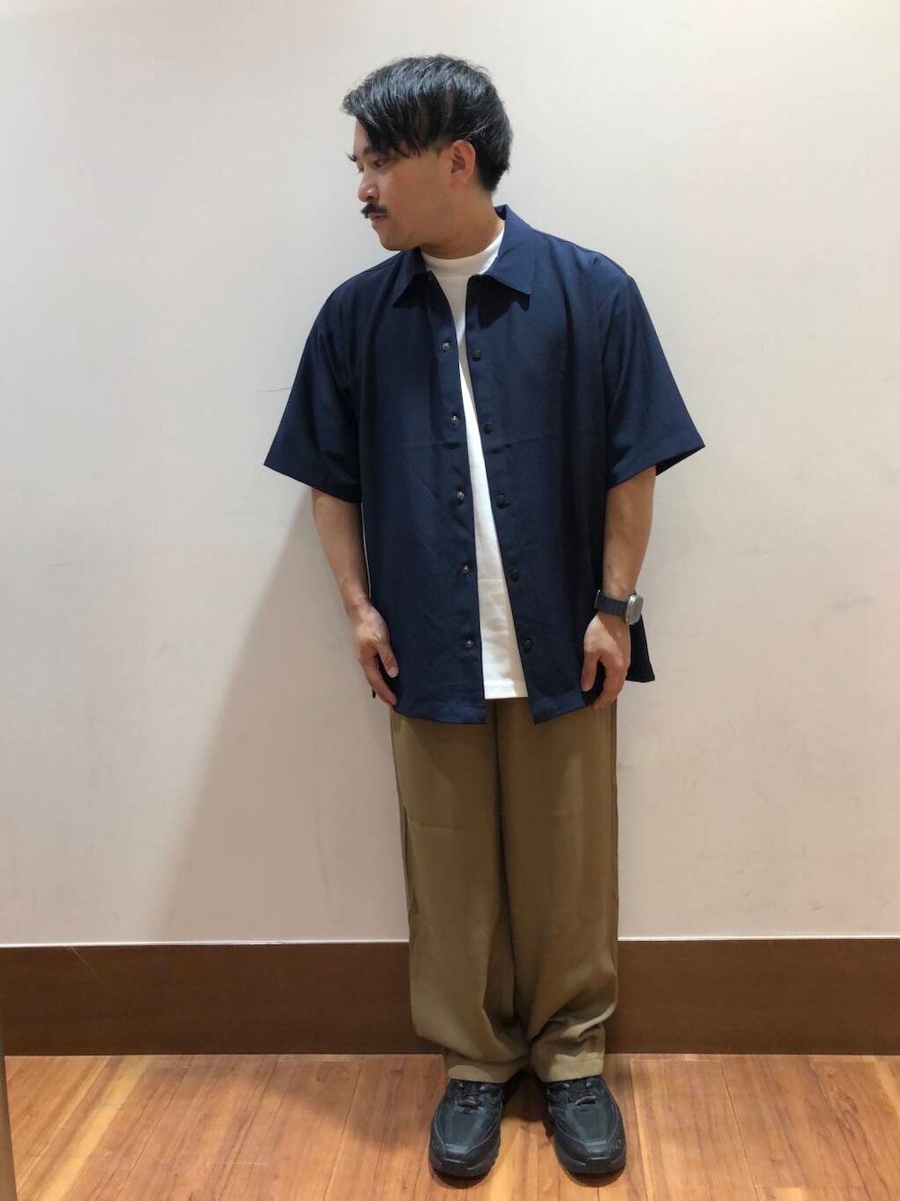 「シャツ、シャツスタイル、スニーカー、ワイドパンツ、スラックス、Tシャツ、オーバーサイズ、きれいめカジュアル、ストレッチ、着回し、定番、ワイド、半袖シャツ、低身長、ベーシック」｜「ITEMS URBANRESEARCHの2wayストレッチスナップ半袖シャツ（シャツ/ブラウス、ブルー系）」を使った、TORU OKIさん（メンズ・163cm）の夏コーディネートの1枚目の写真