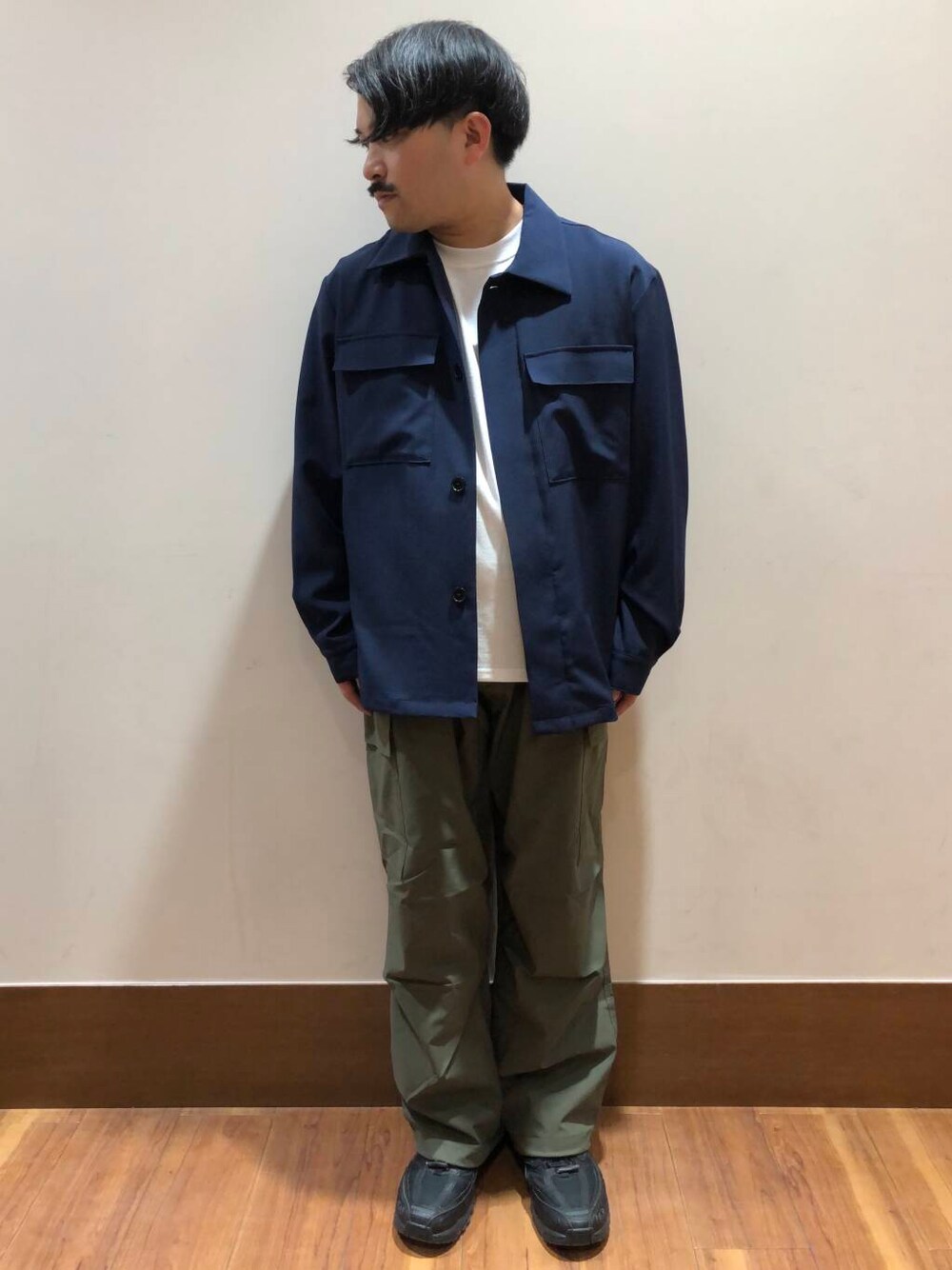 グリーン系のその他パンツ、ホワイト系のTシャツ/カットソー、ブルー系のその他アウターを着用したメンズの春コーディネートの1枚目の写真
