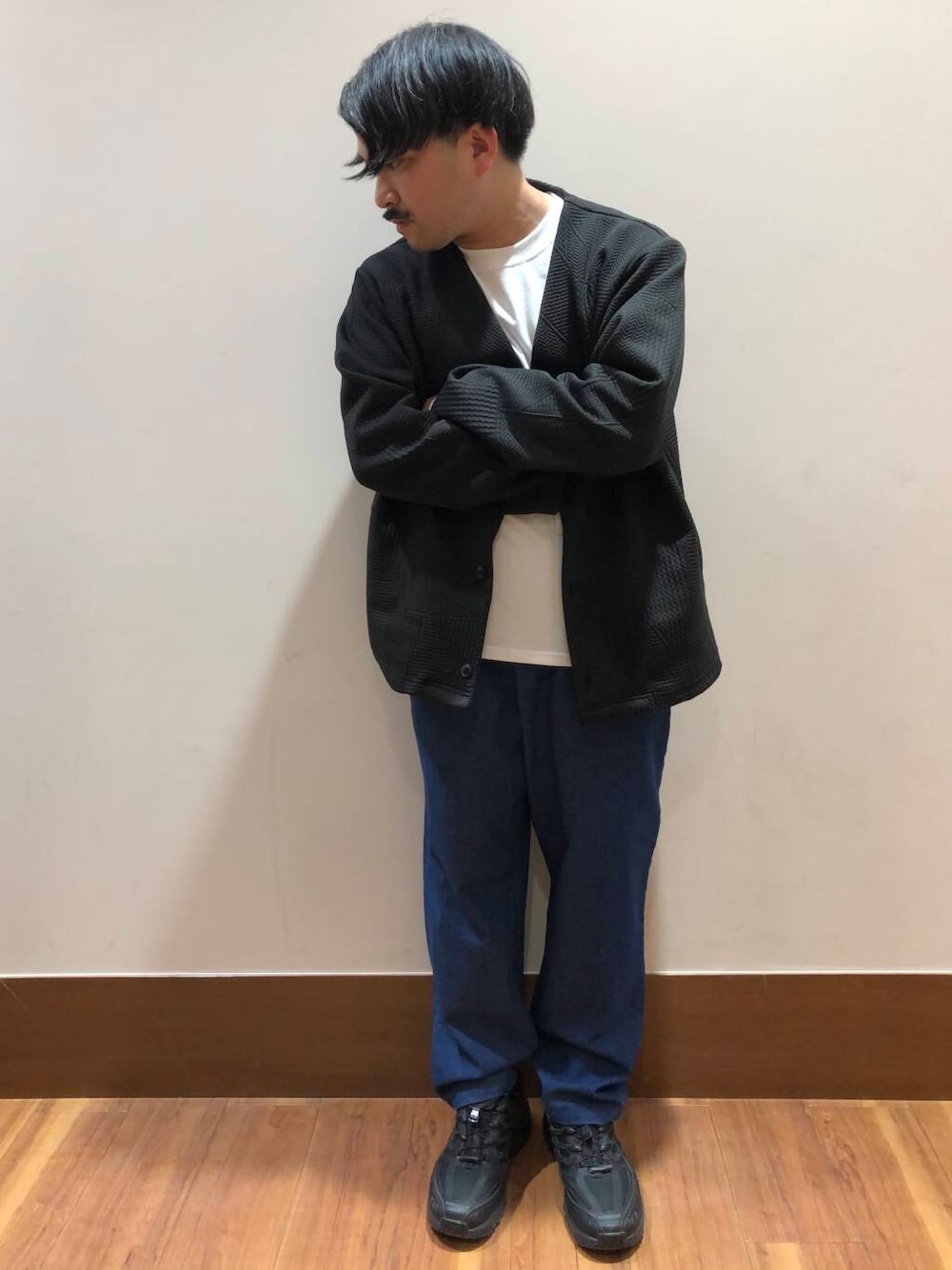 ブルー系のその他パンツ、ブラック系のカーディガン/ボレロ、ホワイト系のTシャツ/カットソーを着用したメンズの春コーディネートの1枚目の写真