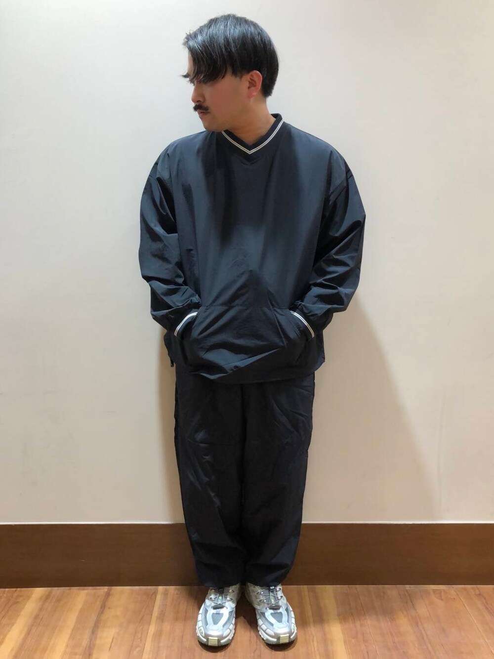 ホワイト系のTシャツ/カットソー、ブラック系のその他パンツ、ブラック系のその他トップスを着用したメンズの春コーディネートの1枚目の写真