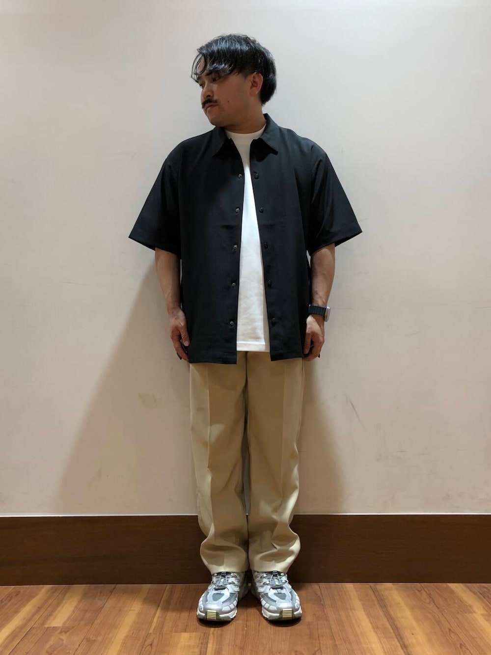 ブラック系のシャツ/ブラウス、ベージュ系のその他パンツを着用したメンズの春コーディネートの1枚目の写真