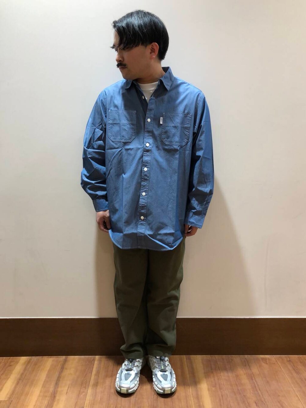 ブルー系のシャツ/ブラウス、ホワイト系のTシャツ/カットソー、グリーン系のその他パンツを着用したメンズの春コーディネートの1枚目の写真