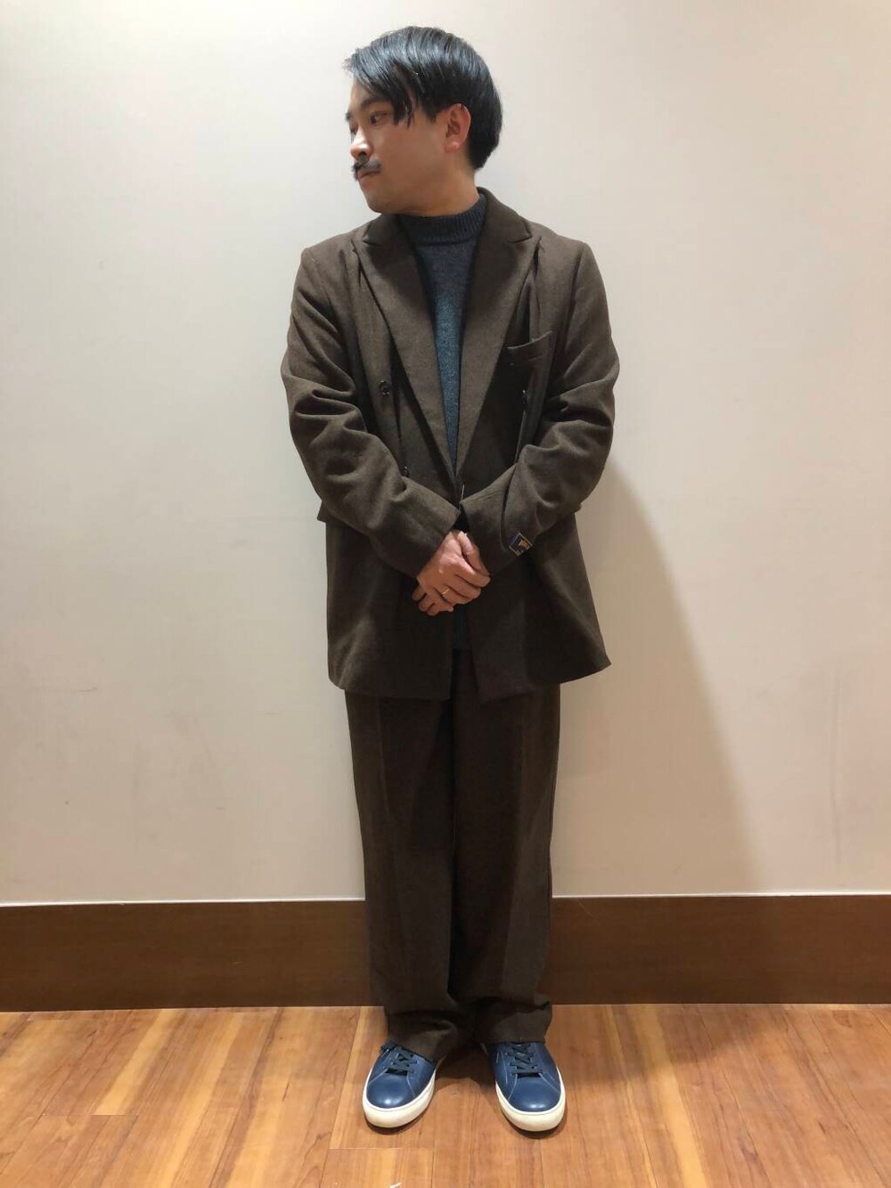 グリーン系のニット/セーター、ブラウン系のその他パンツ、ブラウン系のブルゾンを着用したメンズの冬コーディネートの1枚目の写真