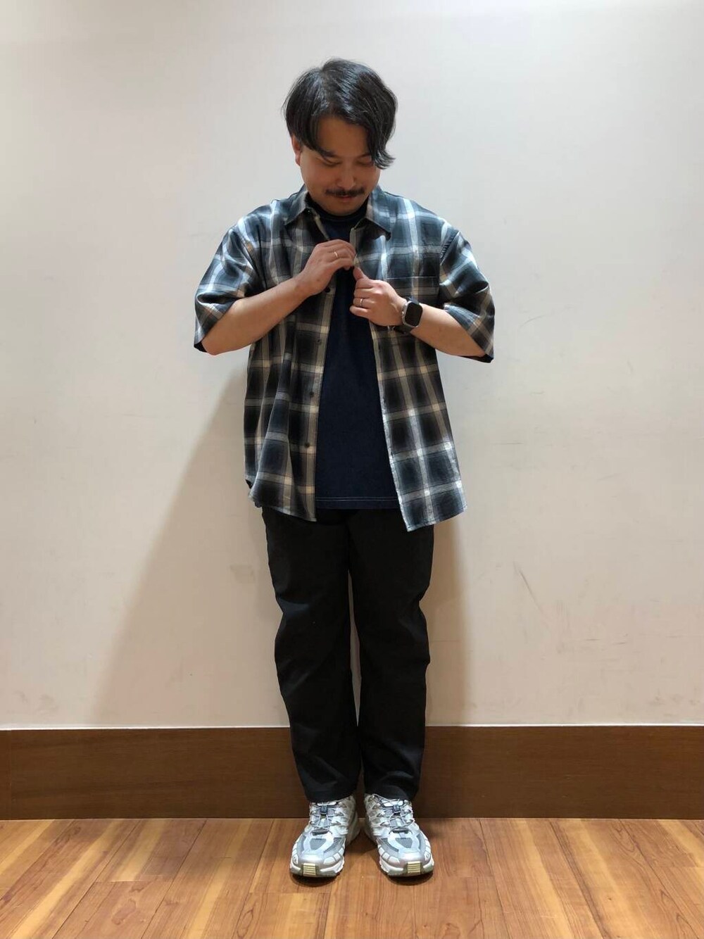 ブラック系のその他パンツ、ブルー系のTシャツ/カットソーを着用したメンズの春コーディネートの1枚目の写真