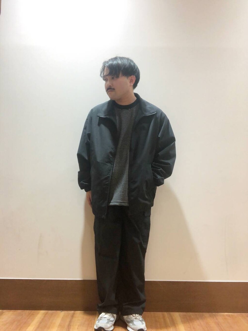 ブラック系のTシャツ/カットソー、ブラック系のブルゾン、ブラック系のその他パンツを着用したメンズの秋コーディネートの1枚目の写真