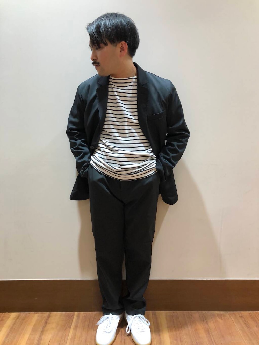 ホワイト系のスニーカー、ホワイト系のTシャツ/カットソー、ブラック系のその他パンツを着用したメンズの冬コーディネートの1枚目の写真