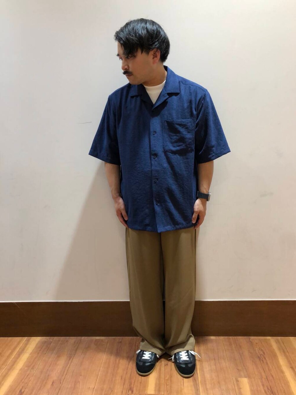 ベージュ系のその他パンツ、ブルー系のシャツ/ブラウスを着用したメンズの夏コーディネートの1枚目の写真