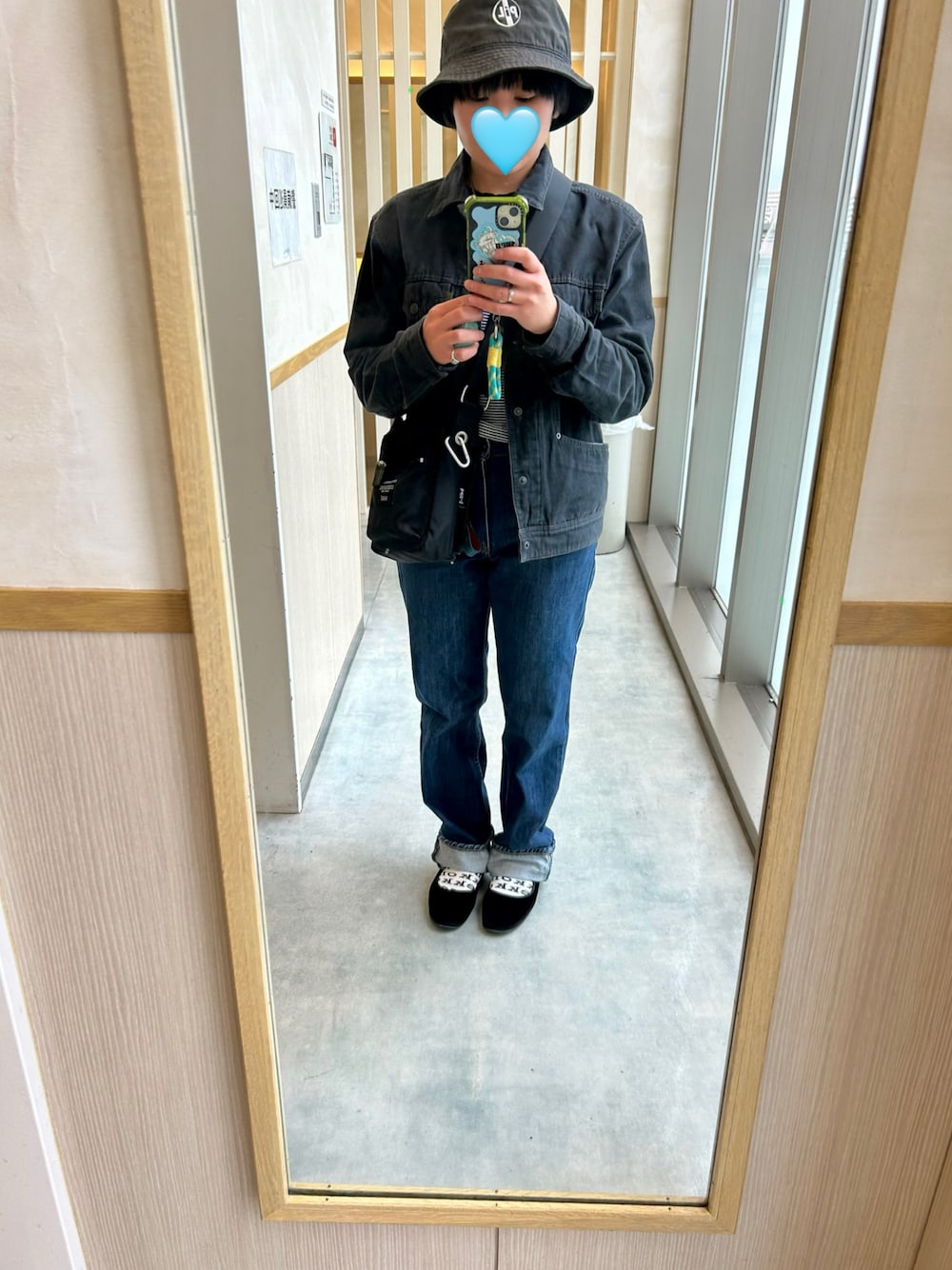 「Levi'sのアイテム（デニムパンツ、ブルー系）」を使った、blueblueblue1103さん（レディース・156cm）の春コーディネートの1枚目の写真