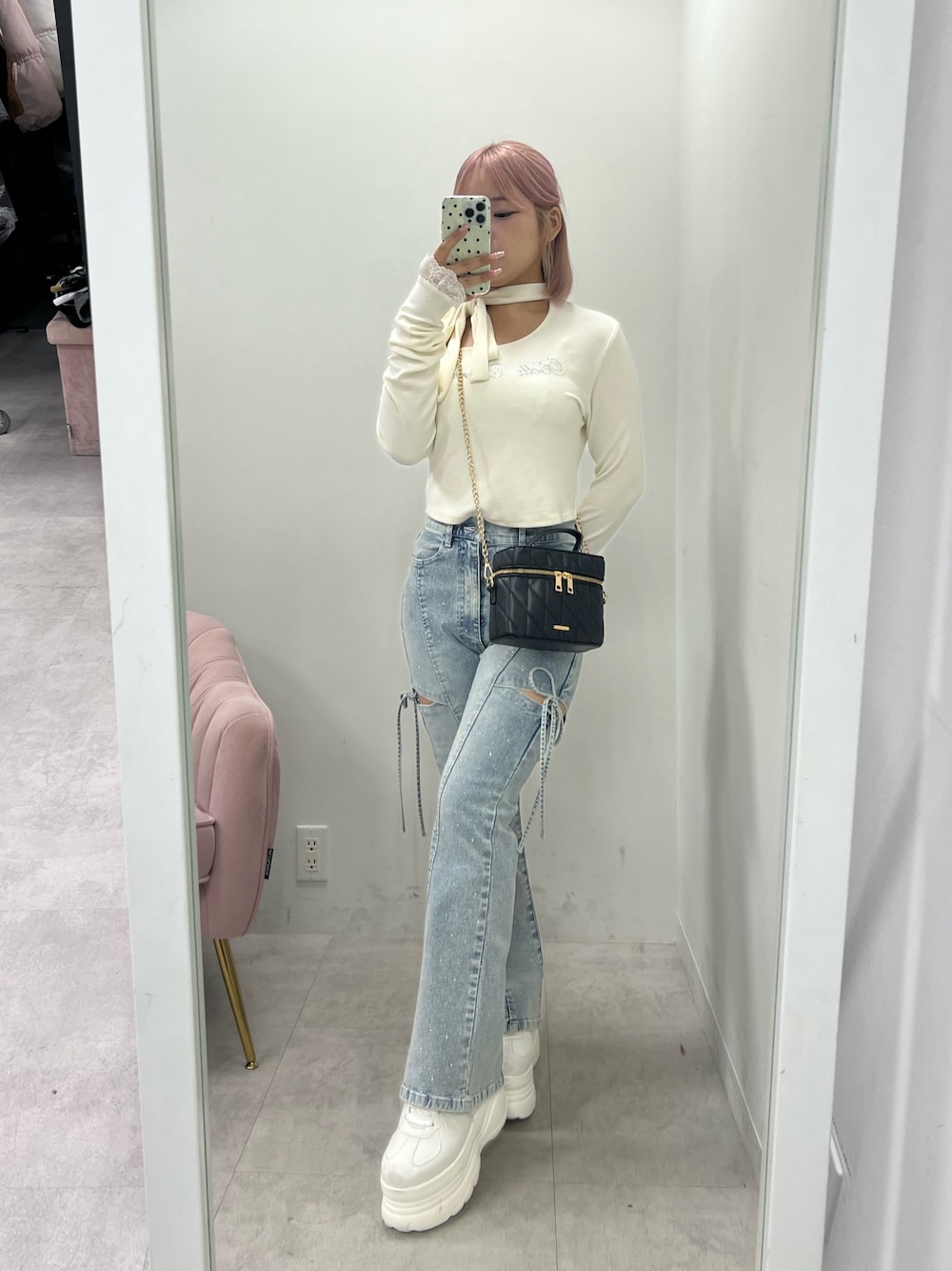 ホワイト系のTシャツ/カットソー、ブルー系のデニムパンツ、ホワイト系のスニーカーを着用したレディースの秋コーディネートの1枚目の写真