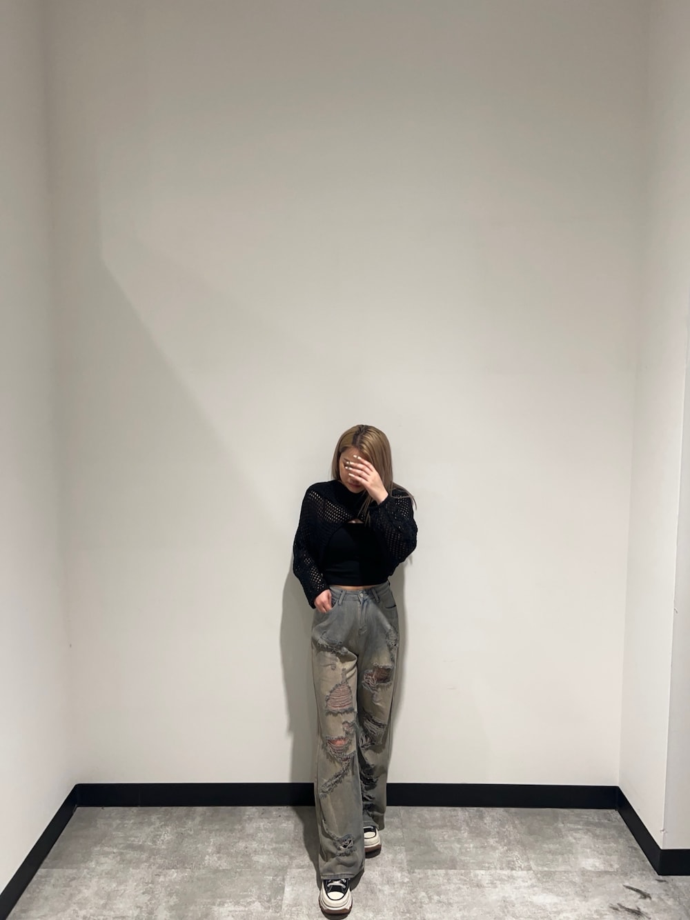 「ANAPの透かし編み2Wayニットトップス（ニット/セーター、ブラック系）」を使った、Yukariさん（レディース・156cm）の春コーディネートの1枚目の写真