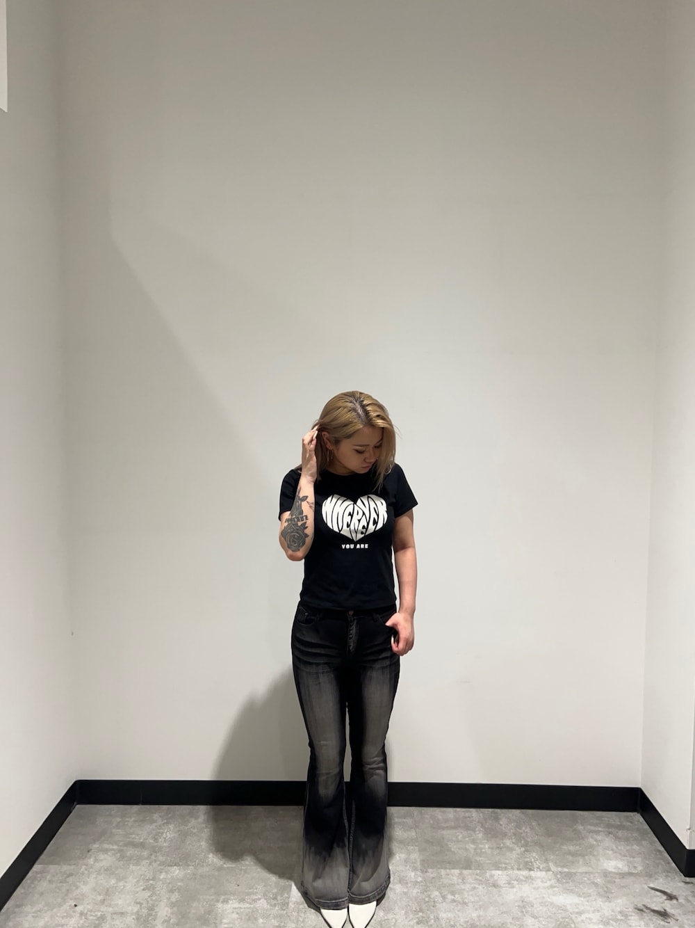 「ANAPのフロッキー ハート ロゴ プリント Tシャツ（Tシャツ/カットソー、ブラック系）」を使った、Yukariさん（骨格ウェーブ・レディース・156cm）の夏コーディネートの1枚目の写真