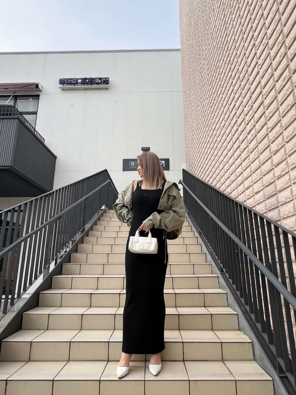 「ANAPのロゴ刺繍 スリット入り リブ キャミソール ワンピース（ワンピース、ブラック系）」を使った、Yukariさん（レディース・156cm）の夏コーディネートの1枚目の写真