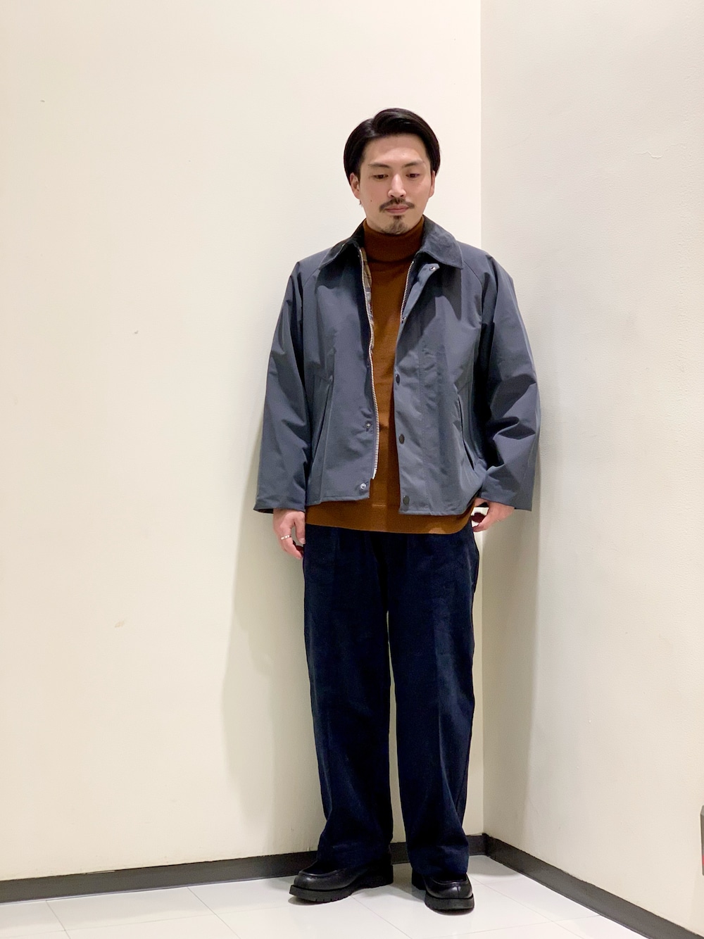 「ビッグシルエット、冬コーデ、レイヤードスタイル、タートルネック、コーデュロイパンツ、ワイドパンツ、barbour、低身長、URBAN RESEARCH、KLEMAN」｜「BarbourのBarbour×URBAN RESEARCH　TRANSPORT 3LAYER FOR UR（ナイロンジャケット、グレー系）」を使った、kantaさん（メンズ・165cm）の秋コーディネートの1枚目の写真