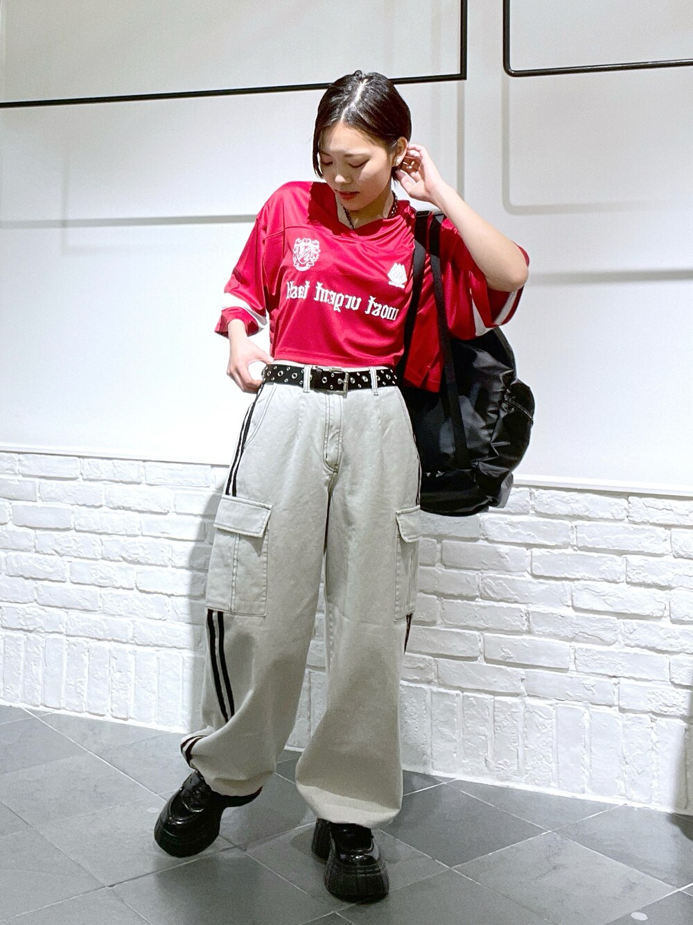「春服コーデ、パンツスタイル、リラックススタイル、スポーツミックス、カラーコーデ、ストリートコーデ、低身長コーデ、厚底シューズ、PAGEBOY、PAGEBOYLIM」｜「PBLIMのPBLIM/ユニフォームVネックT（Tシャツ/カットソー、レッド系）」を使った、しらたきさん（レディース・155cm）の春コーディネートの1枚目の写真