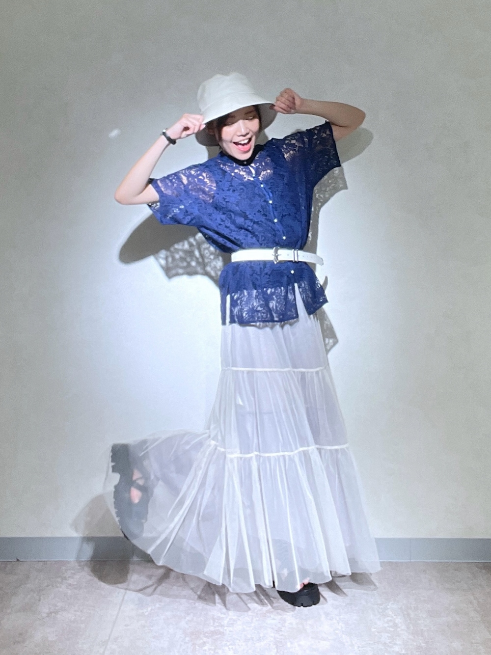 「お出かけコーデ、休日スタイル、大人カジュアル、夏ファッション、骨格ナチュラル、ブルー、PAGEBOY」｜「PAGEBOYのBUCKET HAT（ハット、ホワイト系）」を使った、しらたきさん（レディース・155cm）の春コーディネートの1枚目の写真