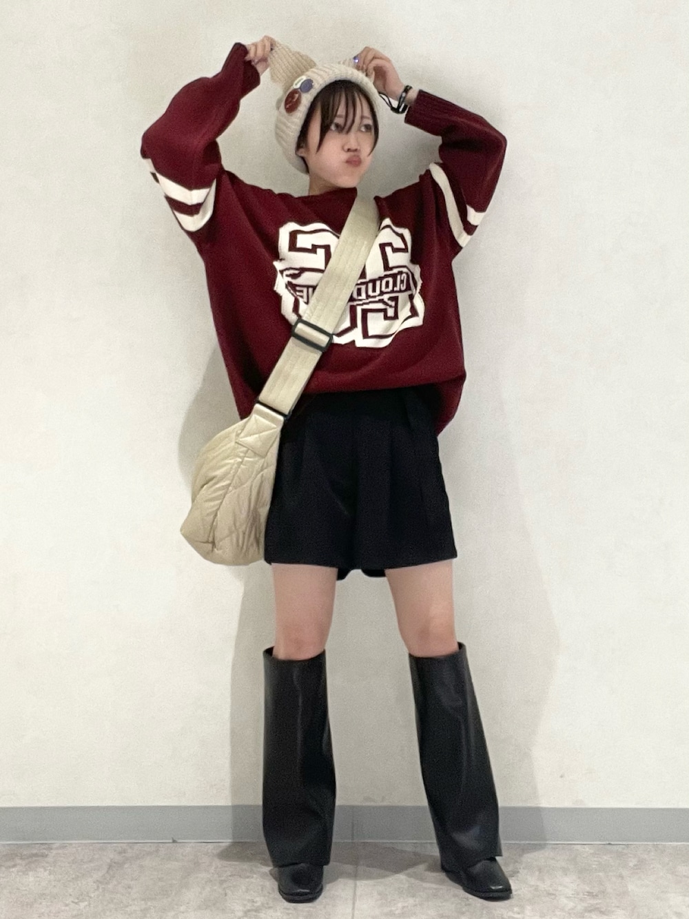 「新星WEARISTAにエントリー、冬コーデ、クリスマスに着たい服、古着風、個性派コーデ、y2k、ニット帽、ニット、ビックシルエット、ユニセックスで楽しめる冬アイテム、PAGEBOY、PAGEBOYLIM、ロングブーツ、ボーイッシュ×ガーリー、ショートヘア」｜「PBLIMのPAGEBOYLIM/マンマルココラボネコミミニットボウ（ニットキャップ/ビーニー、ベージュ系）」を使った、しらたきさん（レディース・154cm）の冬コーディネートの1枚目の写真
