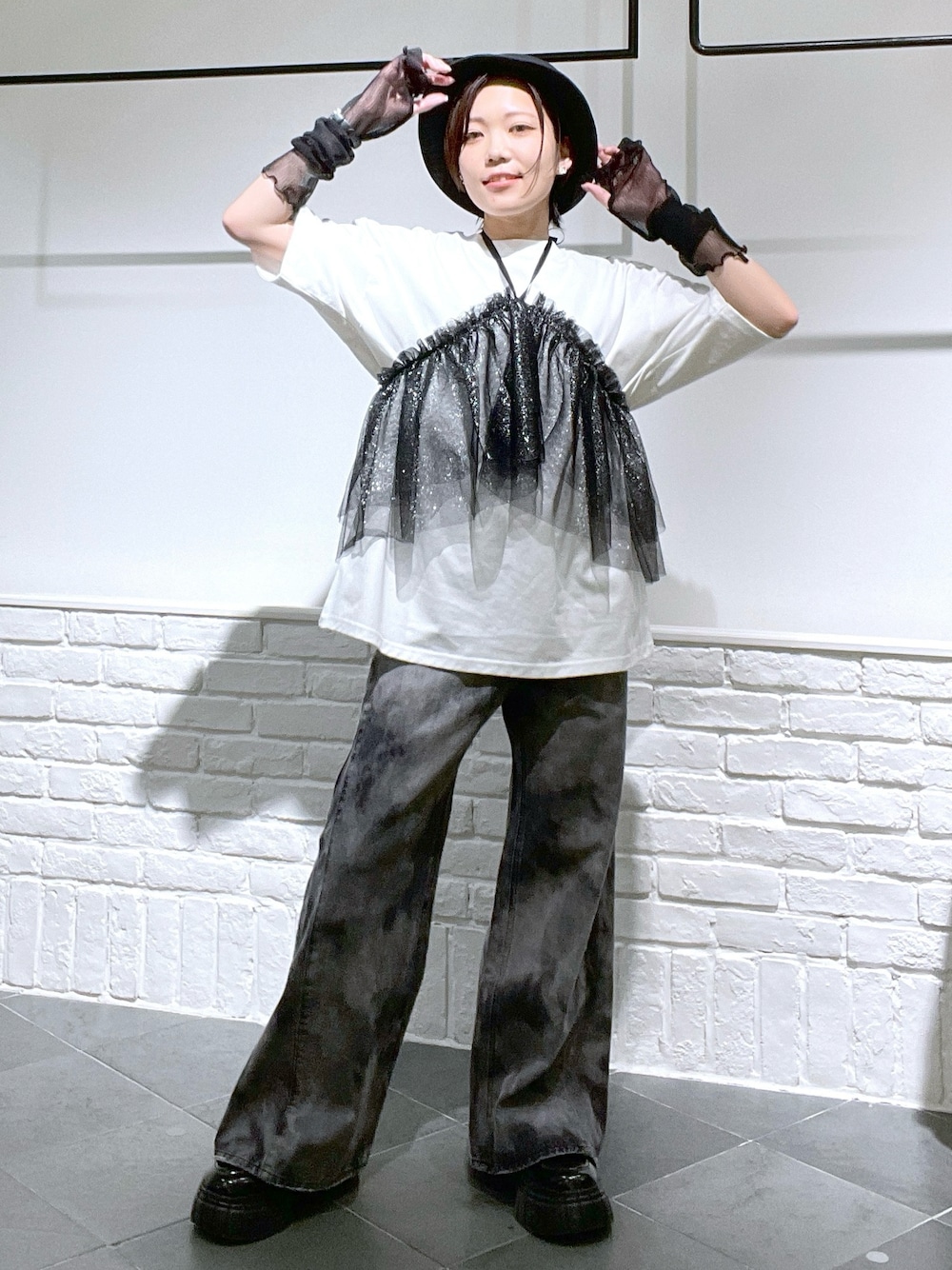 「春服コーデ、おでかけコーデ、パンツスタイル、ブラックコーデ、黒、低身長コーデ、厚底シューズ、ワイドデニム、バケットハット、チュール、PAGEBOY」｜「PAGEBOYのNEWERA×PB Bucket-01（ハット、ブラック系）」を使った、しらたきさん（レディース・155cm）の春コーディネートの1枚目の写真