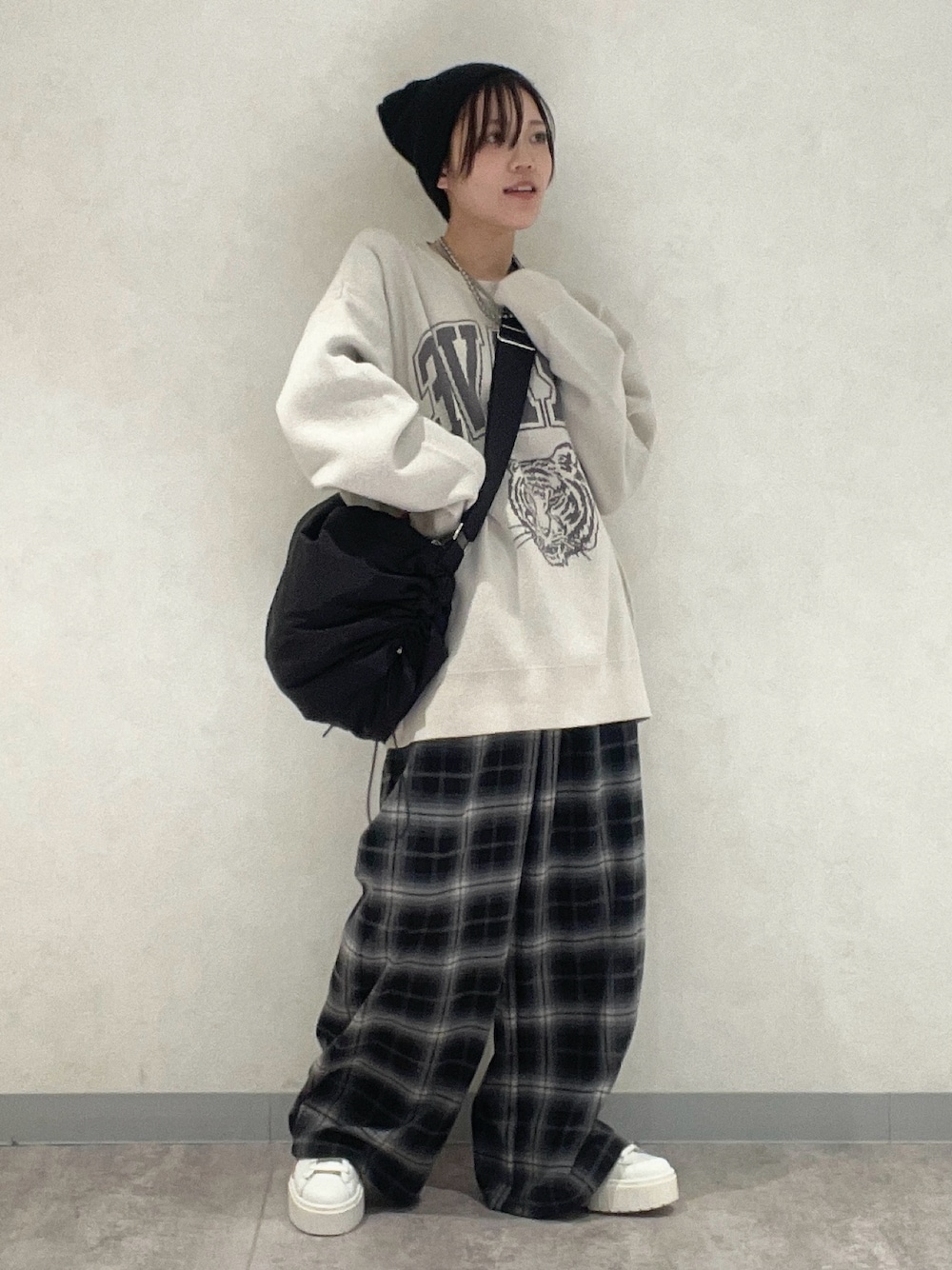 「新星WEARISTAにエントリー、冬コーデ、ニット帽、ニット、ボールチェーンネックレス、チェックパンツ、スニーカーコーデ、メンズライク女子、ボーイッシュコーデ、ビッグシルエット、ユニセックスで楽しめる冬アイテム、PAGEBOYLIM、ショートヘア、低身長」｜「PAGEBOYのニットビーニー（ニットキャップ/ビーニー、ブラック系）」を使った、しらたきさん（レディース・154cm）の冬コーディネートの1枚目の写真