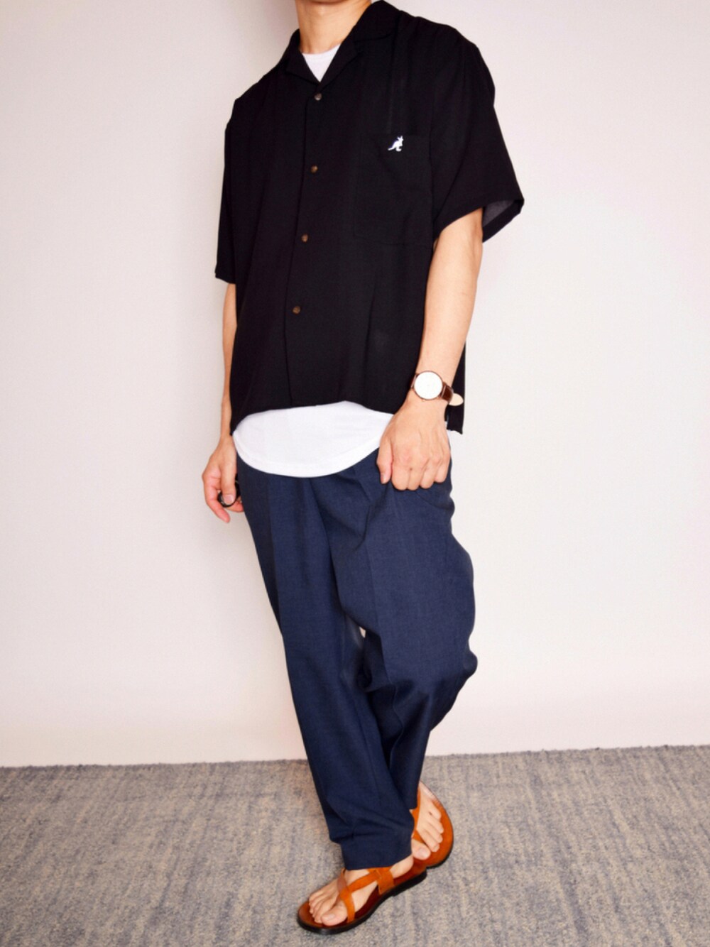 ブラック系のシャツ/ブラウス、ホワイト系のTシャツ/カットソー、ブルー系のスラックスを着用したメンズの夏コーディネートの1枚目の写真