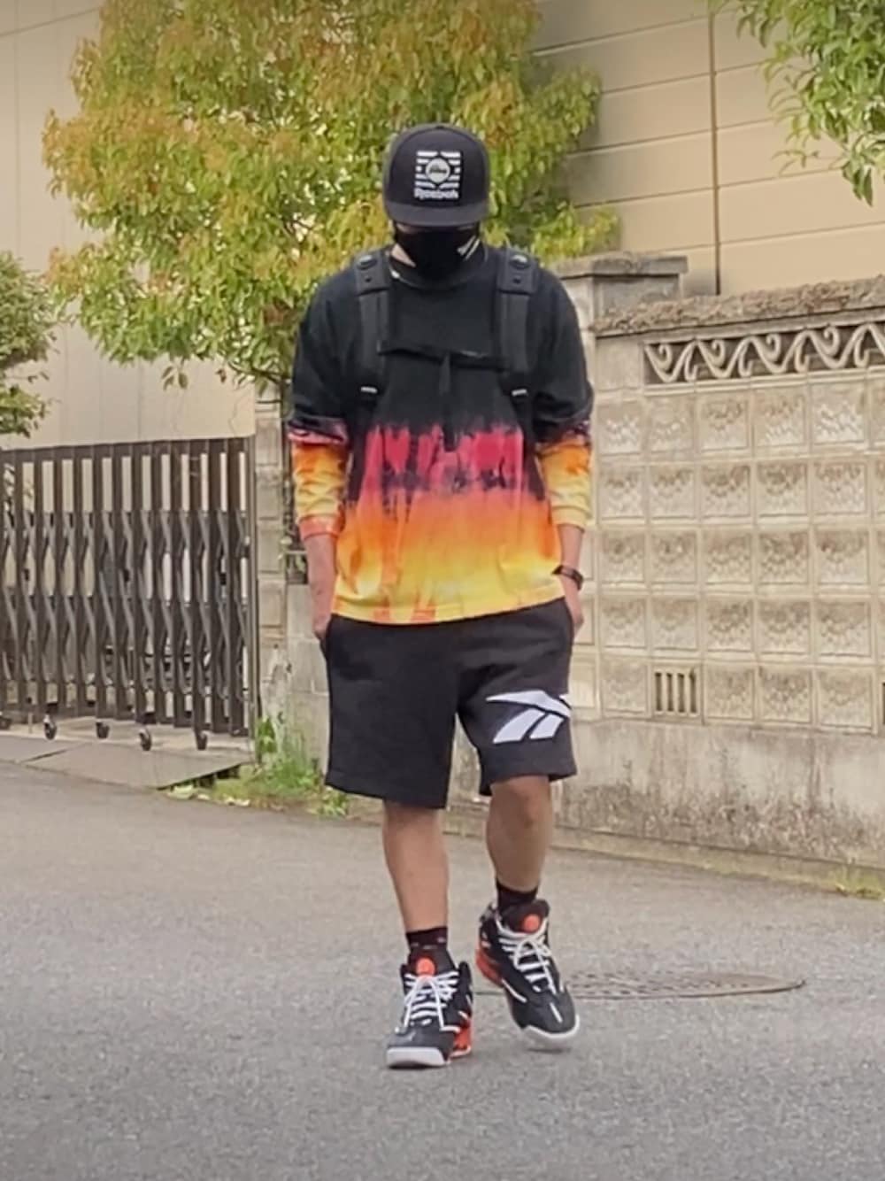 「スニーカー、スニーカーコーデ、オレンジデイズ、オレンジ、スポーツミックス、タイダイ柄、ハンドメイド、リーボック(Reebok)、reebok、ﾊﾞｯｼｭ、ショートパンツ、短パン、リュック、リュックスタイル」｜「Reebokのアイテム（キャップ、ブラック系）」を使った、reeboker99さん（メンズ・168cm）の春コーディネートの1枚目の写真