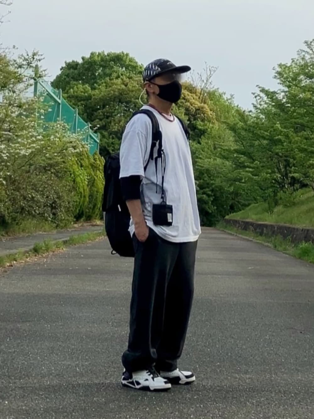 「スニーカー、スニーカーコーデ、スポーツミックス、ストリート、韓国ファッション、韓国、スウェットパンツ、リュック、バックパック、キャップ、重ね着、レイヤード、GU、白Tシャツ、Tシャツ」｜「Reebokのアイテム（スニーカー、ホワイト系）」を使った、reeboker99さん（メンズ・167cm）の春コーディネートの1枚目の写真