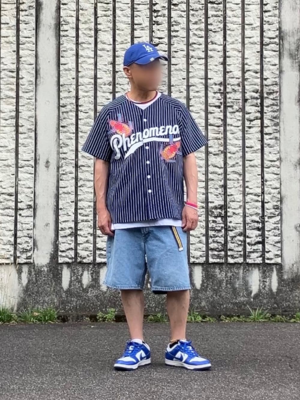 その他のその他トップス、ブルー系のデニムパンツ、ブルー系のスニーカーを着用したメンズの夏コーディネートの1枚目の写真
