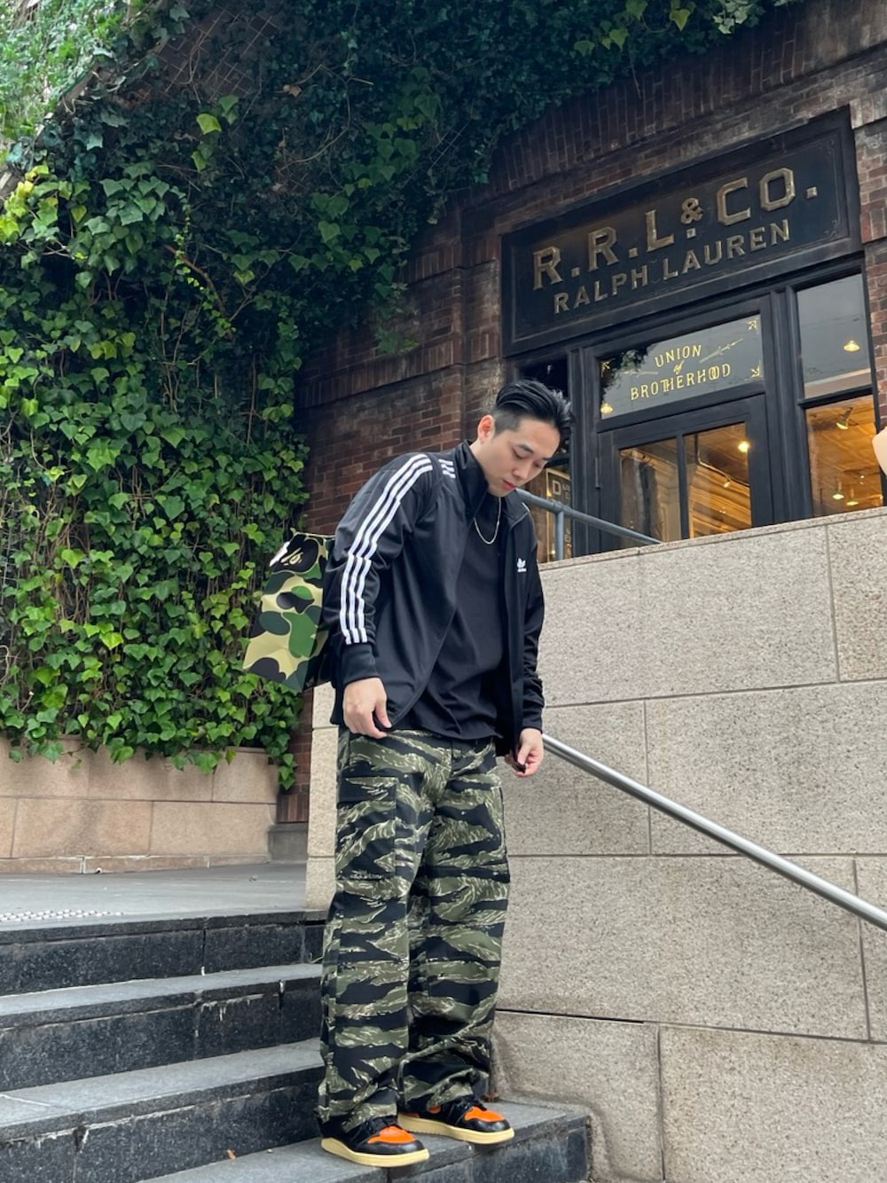 「ストリート、韓国ファッション、メンズファッション、ootd」｜「adidas Originalsのアイテム（セットアップ、ブラック系）」を使った、coolvibesさん（メンズ・179cm）の冬コーディネートの1枚目の写真