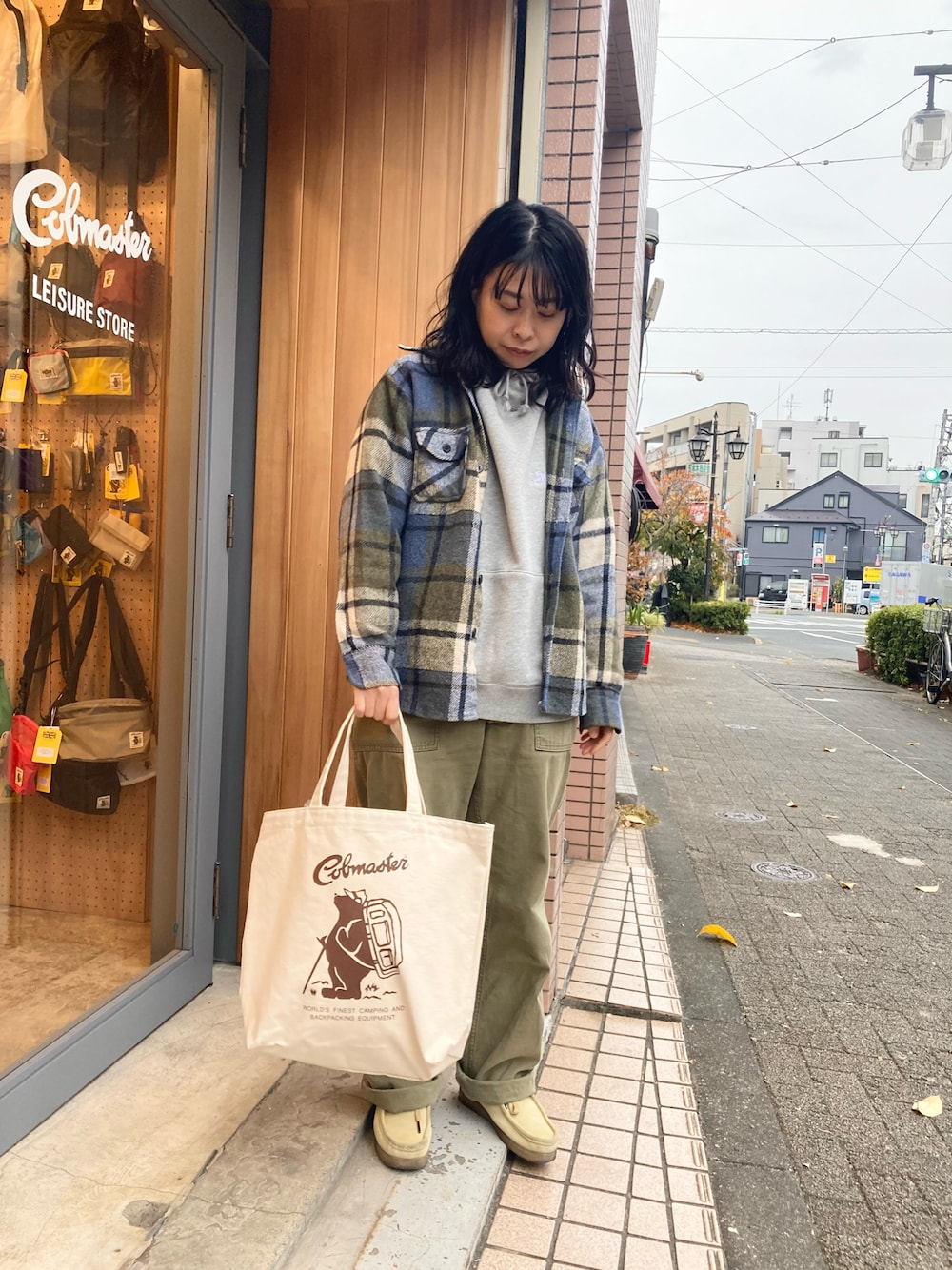 「古着MIX、古着女子、メンズライク、メンズライク女子、メンズライクコーデ、ミリタリーパンツ、CPOジャケット、トートバッグ、キャンバストート、パーカー、パーカーコーデ、ラクチンコーデ、コブマスター、秋服」｜「COBMASTERのCOB MASTER　 BEAR LOGO TOTE（トートバッグ、ホワイト系）」を使った、cobmaster_adachiさん（レディース・157cm）の冬コーディネートの1枚目の写真