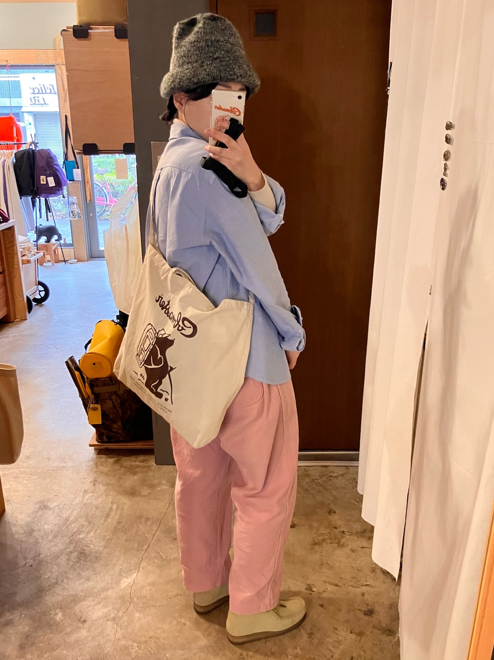 「オトナカジュアル、カラーコーデ、カラーパンツ、ママコーデ、ママファッション、冬を彩る色いろコーデ、ゆるコーデ、ショルダーバッグ、トートバッグ」｜「UNIQLOのアイテム（シャツ/ブラウス、ブルー系）」を使った、cobmaster_adachiさん（レディース・157cm）の冬コーディネートの1枚目の写真