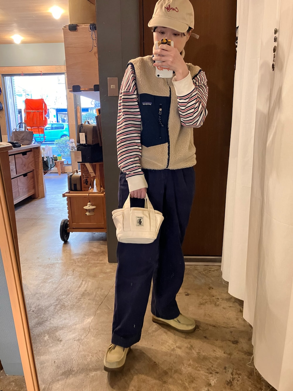 「カジュアルコーデ、アウトドアミックス、メンズライクコーデ、メンズライク女子、ミニトート、capコーデ」｜「COBMASTERのCOBMASTER CANVAS DESERT TOTE S（トートバッグ、ホワイト系）」を使った、cobmaster_adachiさん（レディース・157cm）の春コーディネートの1枚目の写真