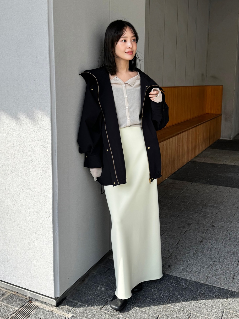 ブラック系のその他アウター、ベージュ系のTシャツ/カットソー、イエロー系のスカートを着用したレディースの冬コーディネートの1枚目の写真